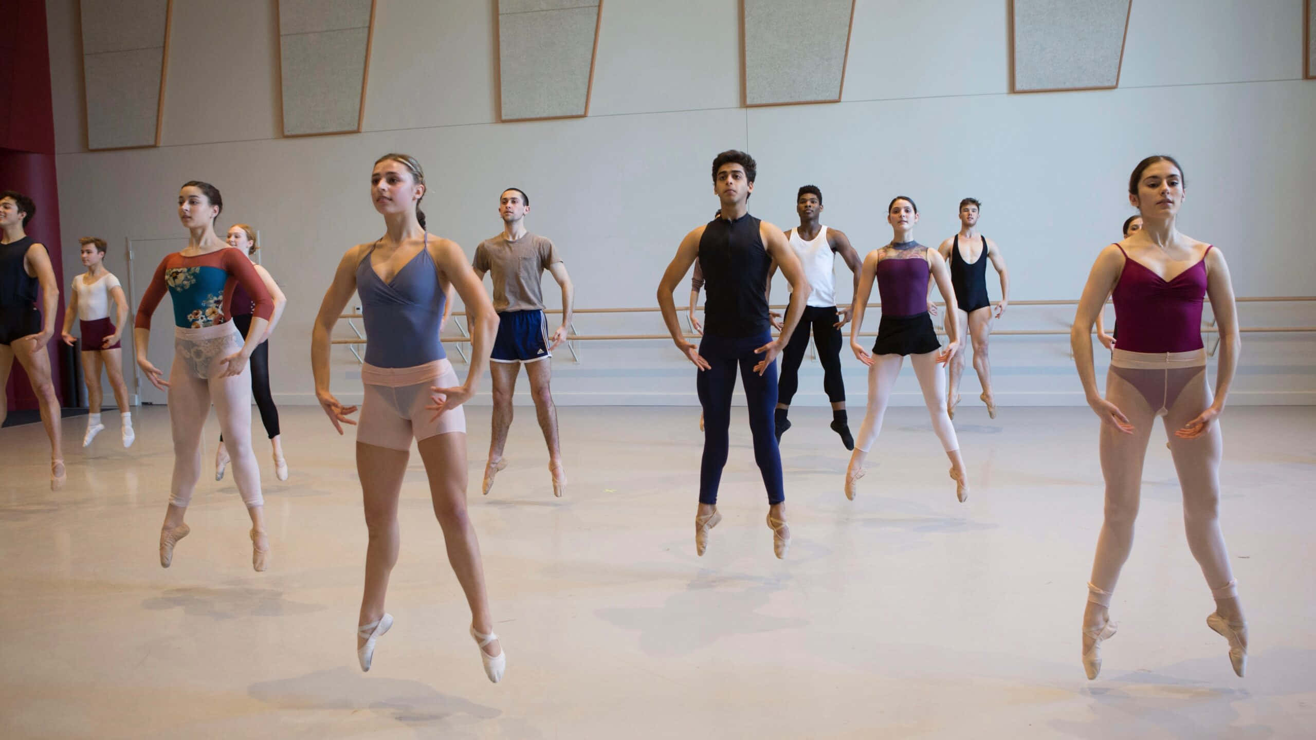 Momentospara Atesorar: Bailarines De Secundaria Celebran En Grande Fondo de pantalla