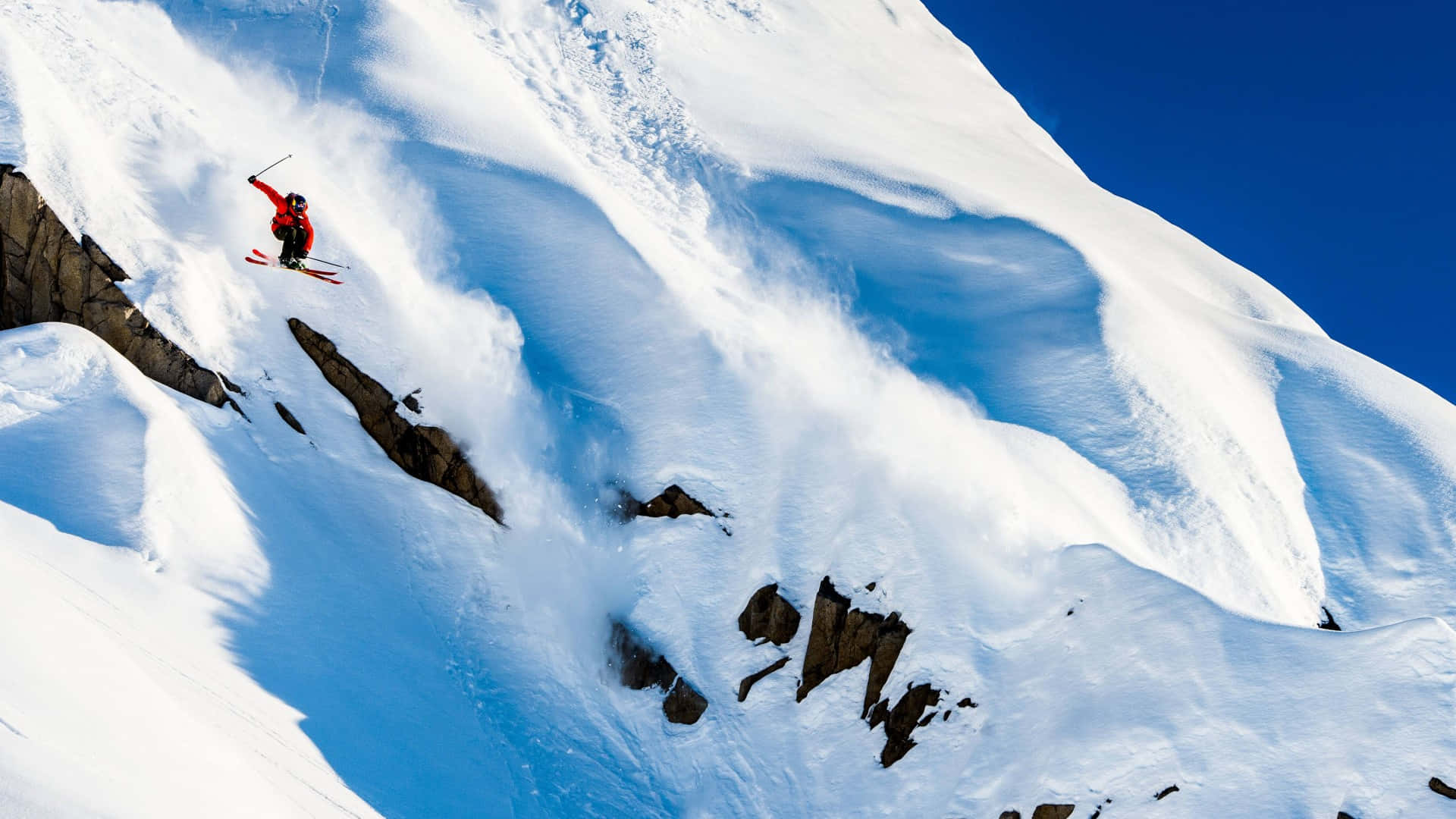 Sciatorein Discesa Lungo Una Pista Innevata Sulla Montagna