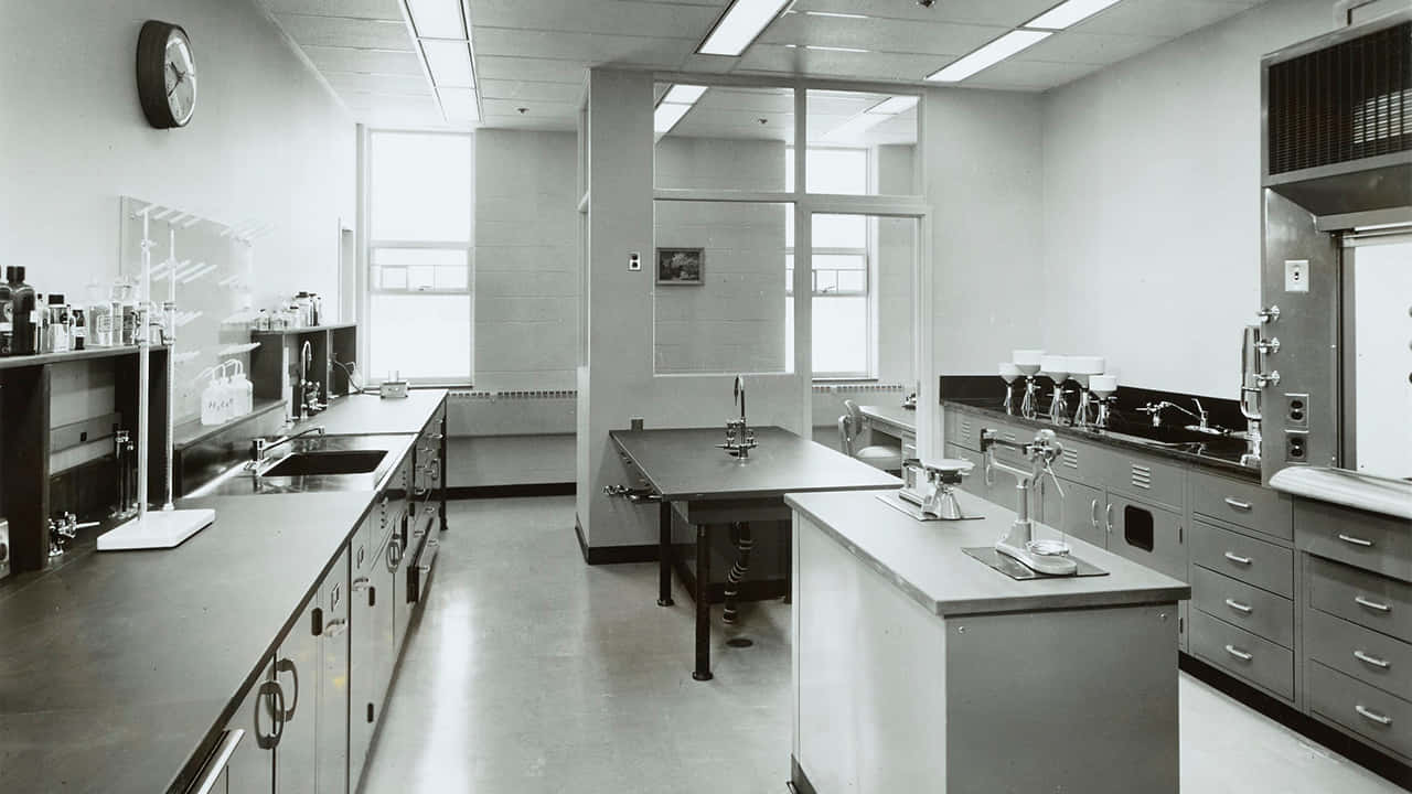 Unafotografía En Blanco Y Negro De Un Laboratorio