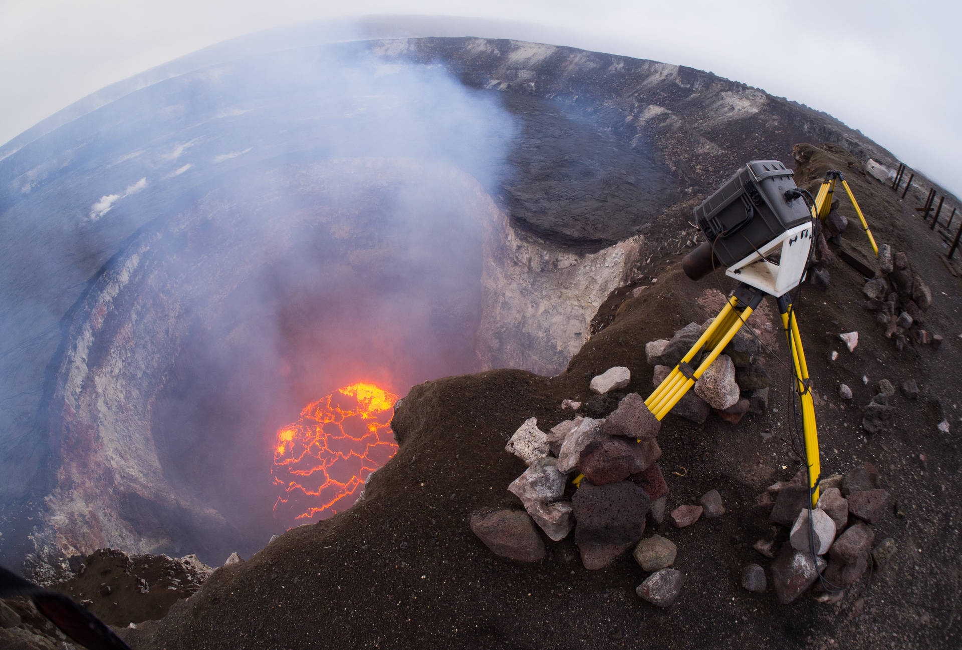 Herramientacientífica Cerca Del Volcán Kilauea Fondo de pantalla