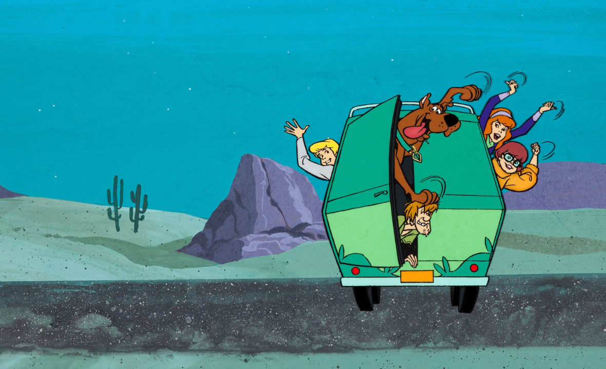 entecknad version av Scooby-Doo Bakgrunder — Scooby Doo och vänner vinkar glatt från en grön likbil som susar genom en öken under en stjärnklar teal himmel.