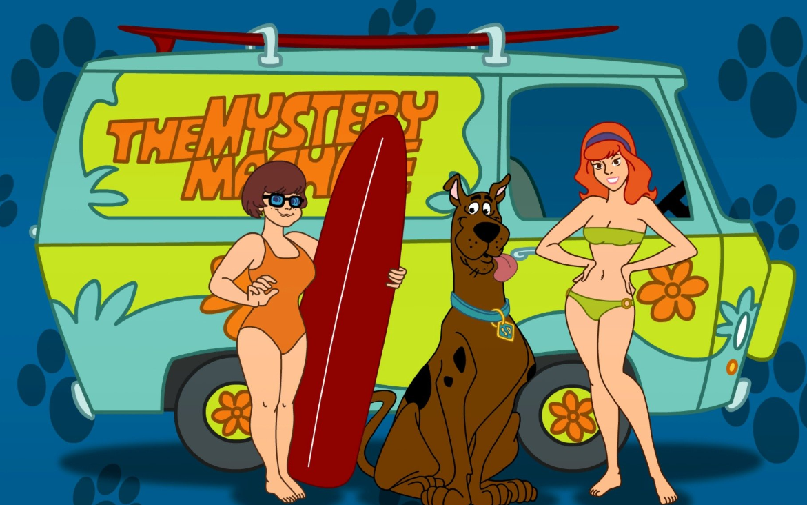 ScoobyDoo e la Mystery Machine Sfondi — Scooby Doo, Shaggy e Velma in costumi da bagno stanno accanto al furgone Mystery Machine tenendo una tavola da surf su sfondo blu con impronta di zampa.
