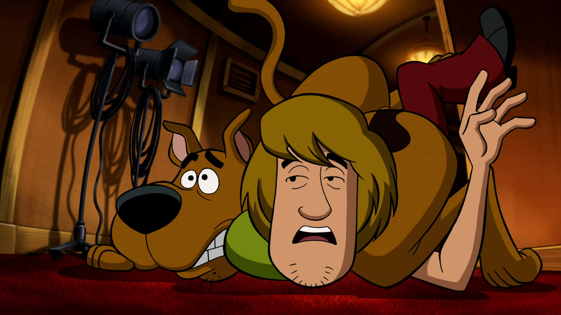Scoobydoo Und Ein Hund Liegen Auf Dem Boden.