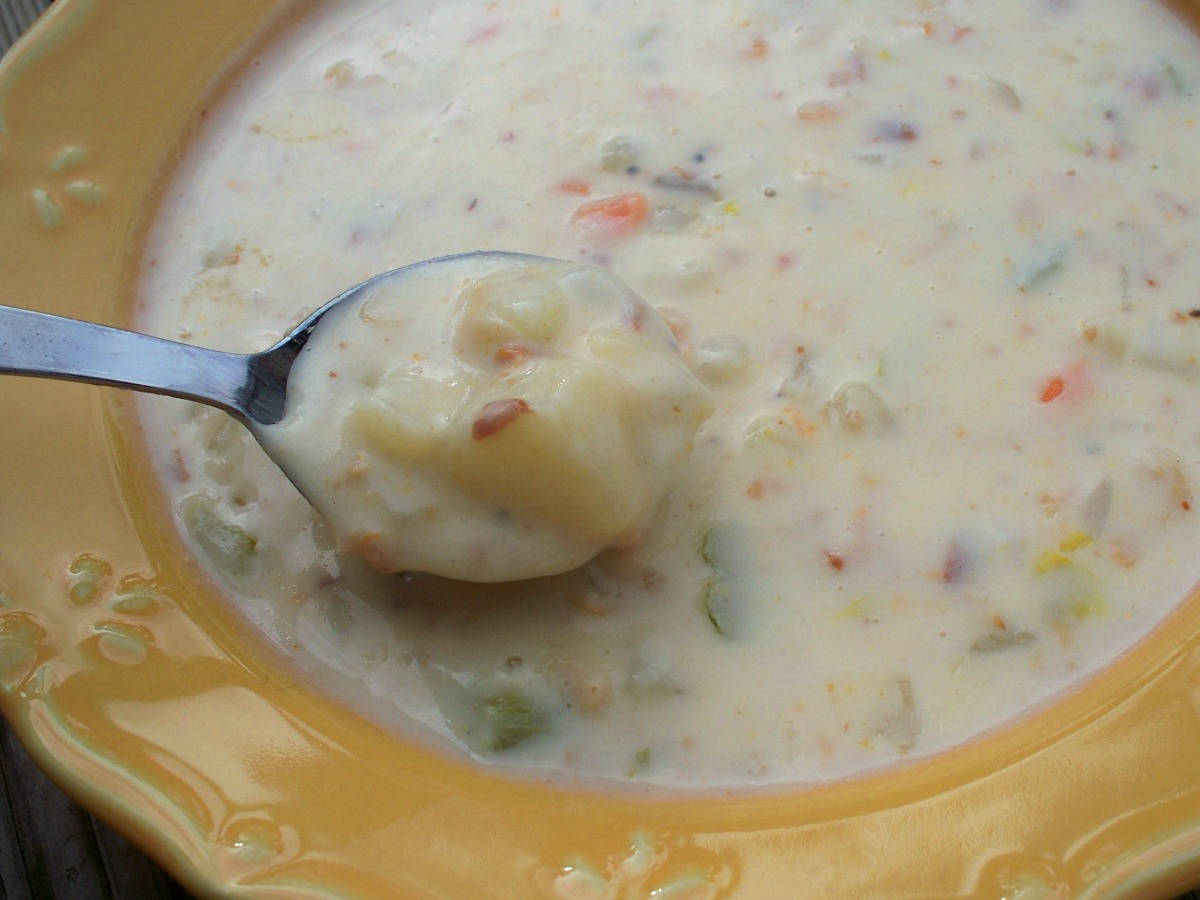 Scoop Of New England Clam Chowder Soup Wallpaper