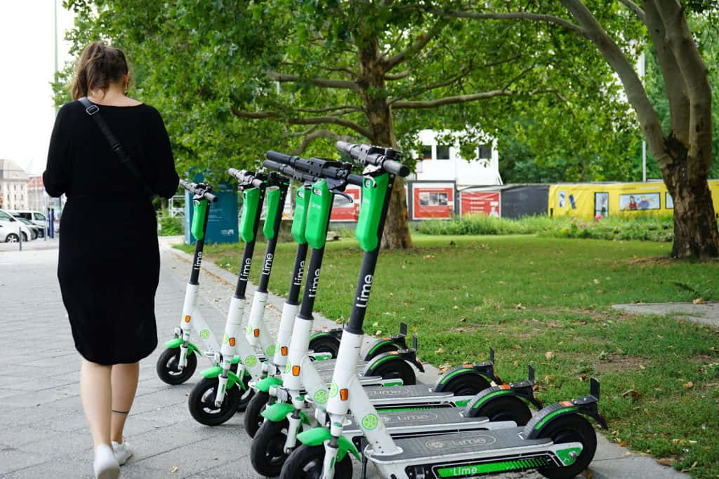 Immaginedi Uno Scooter Verde E Bianco.
