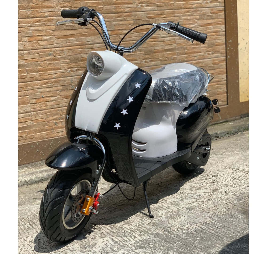 Immaginedi Uno Scooter In Bianco E Nero Parcheggiato.