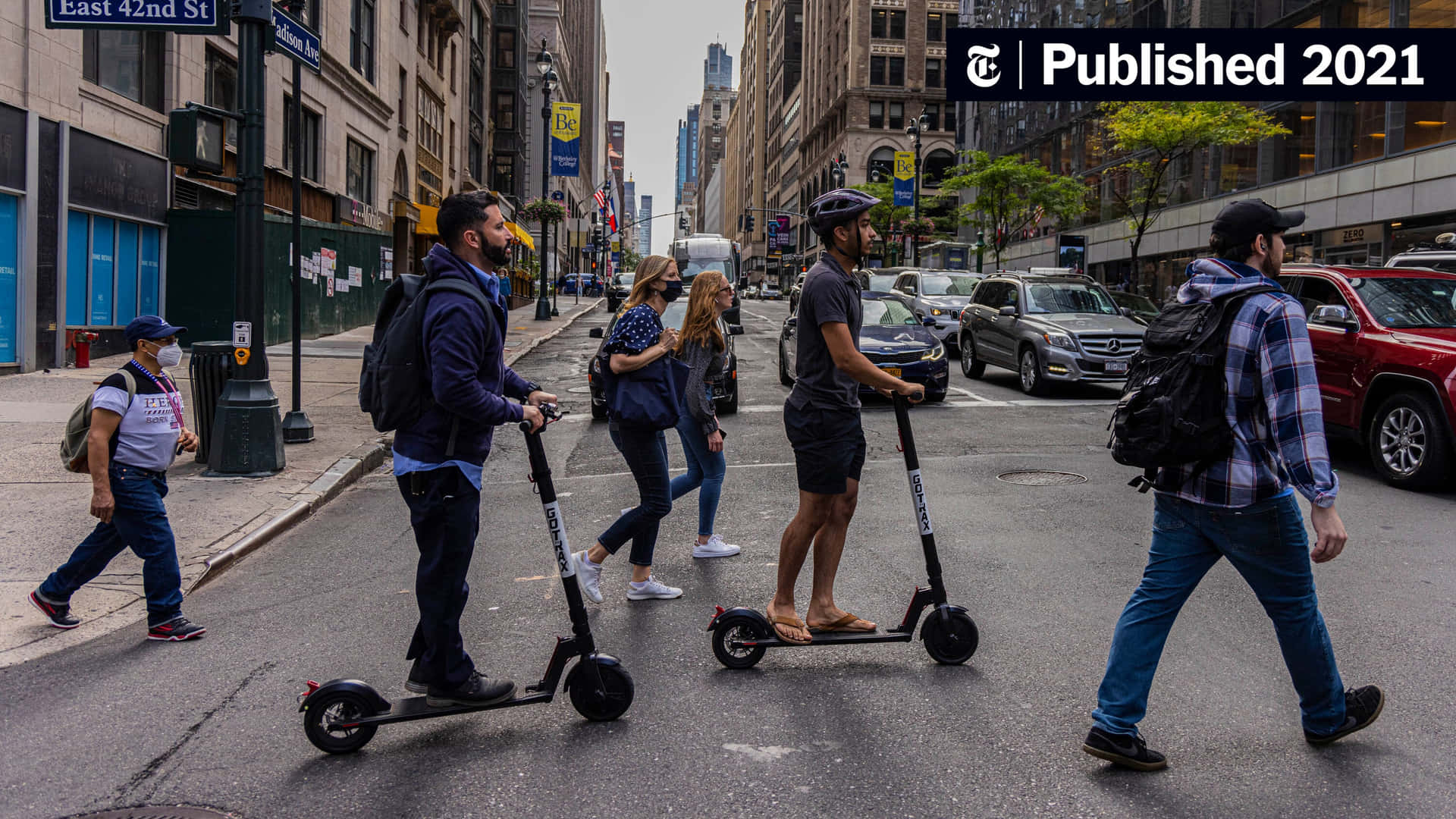 Immaginedi Persone In Scooter Che Attraversano Una Strada Della Città