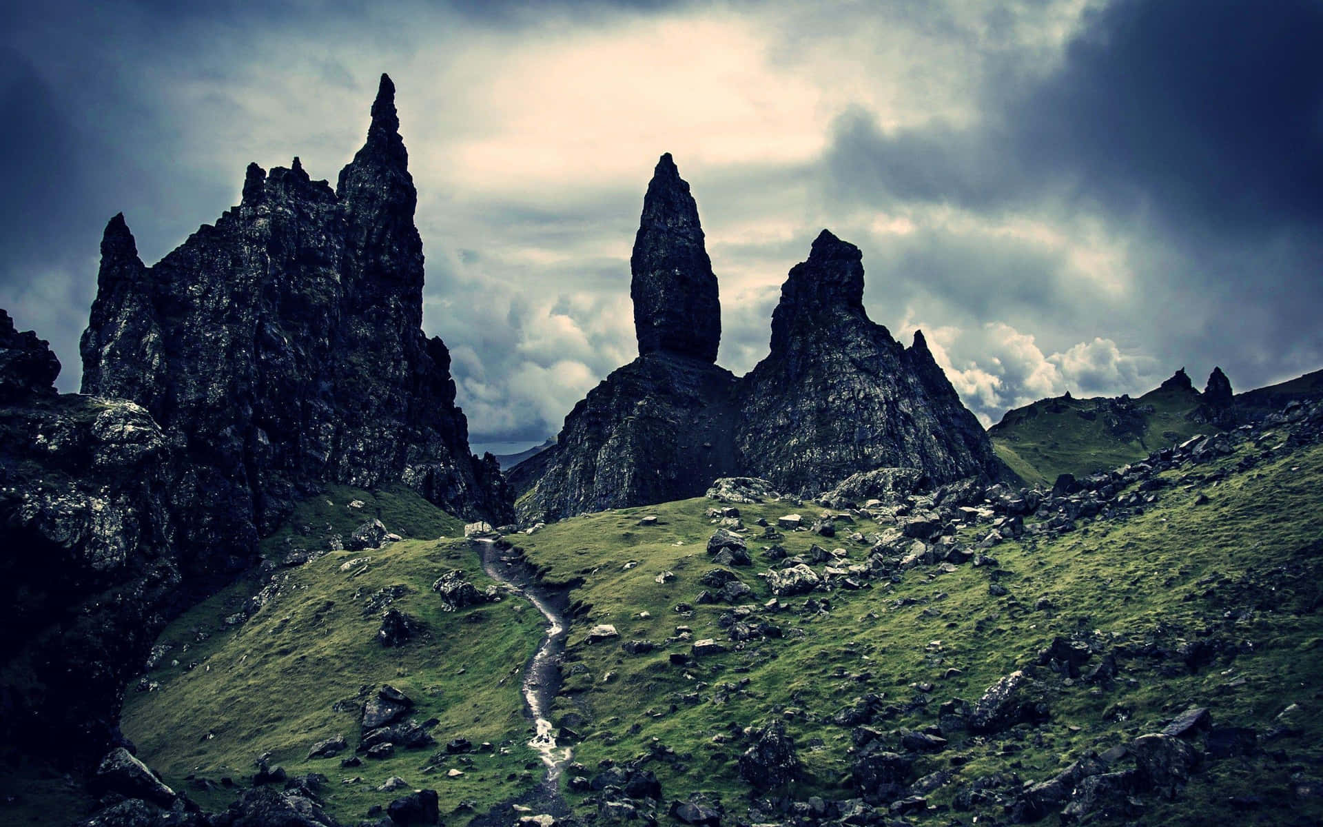 "Explore Scotland's Beautiful Lochs and Mountaintops" Wallpaper