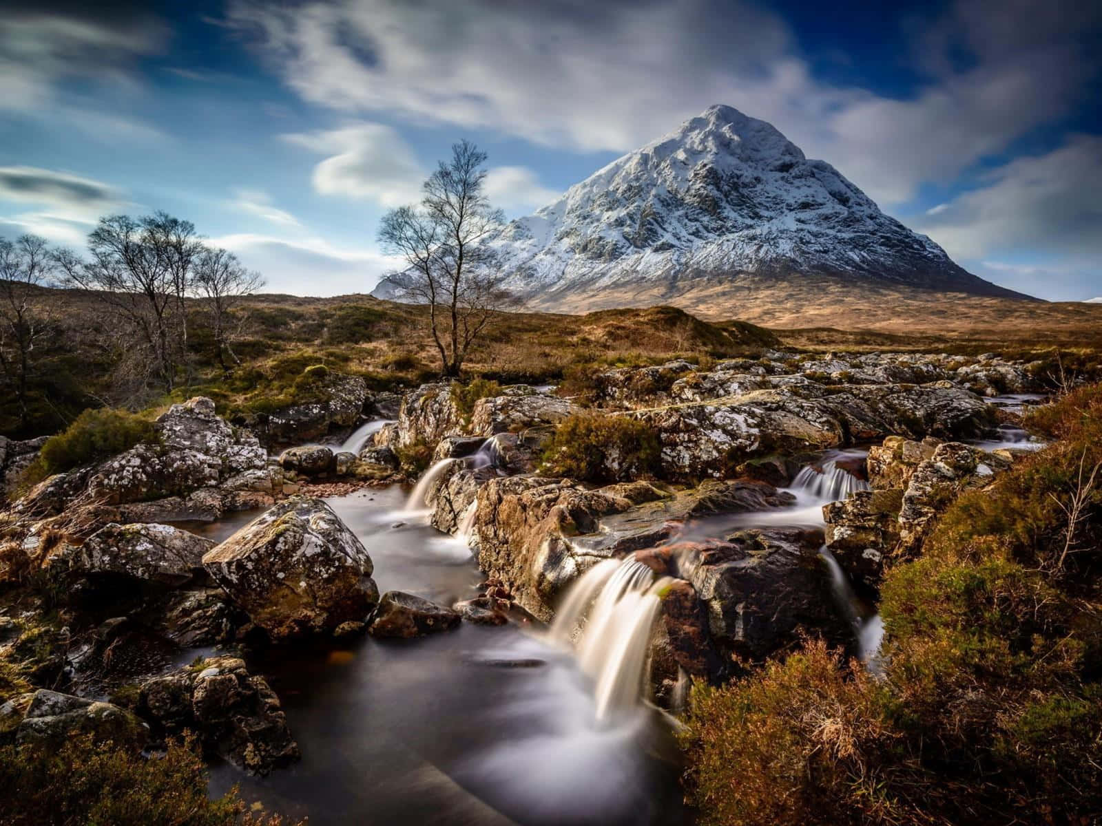 Lahermosa Vista De Las Tierras Altas De Escocia Desde Lo Alto De Una Colina Fondo de pantalla