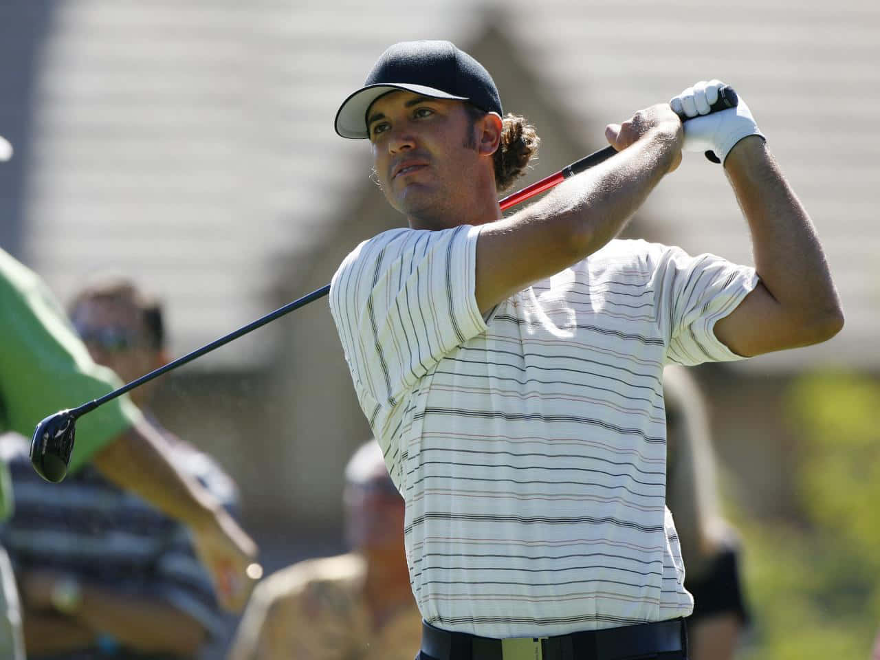 Professional Golfer Scott Piercy Wearing Striped Shirt During Tournament Wallpaper