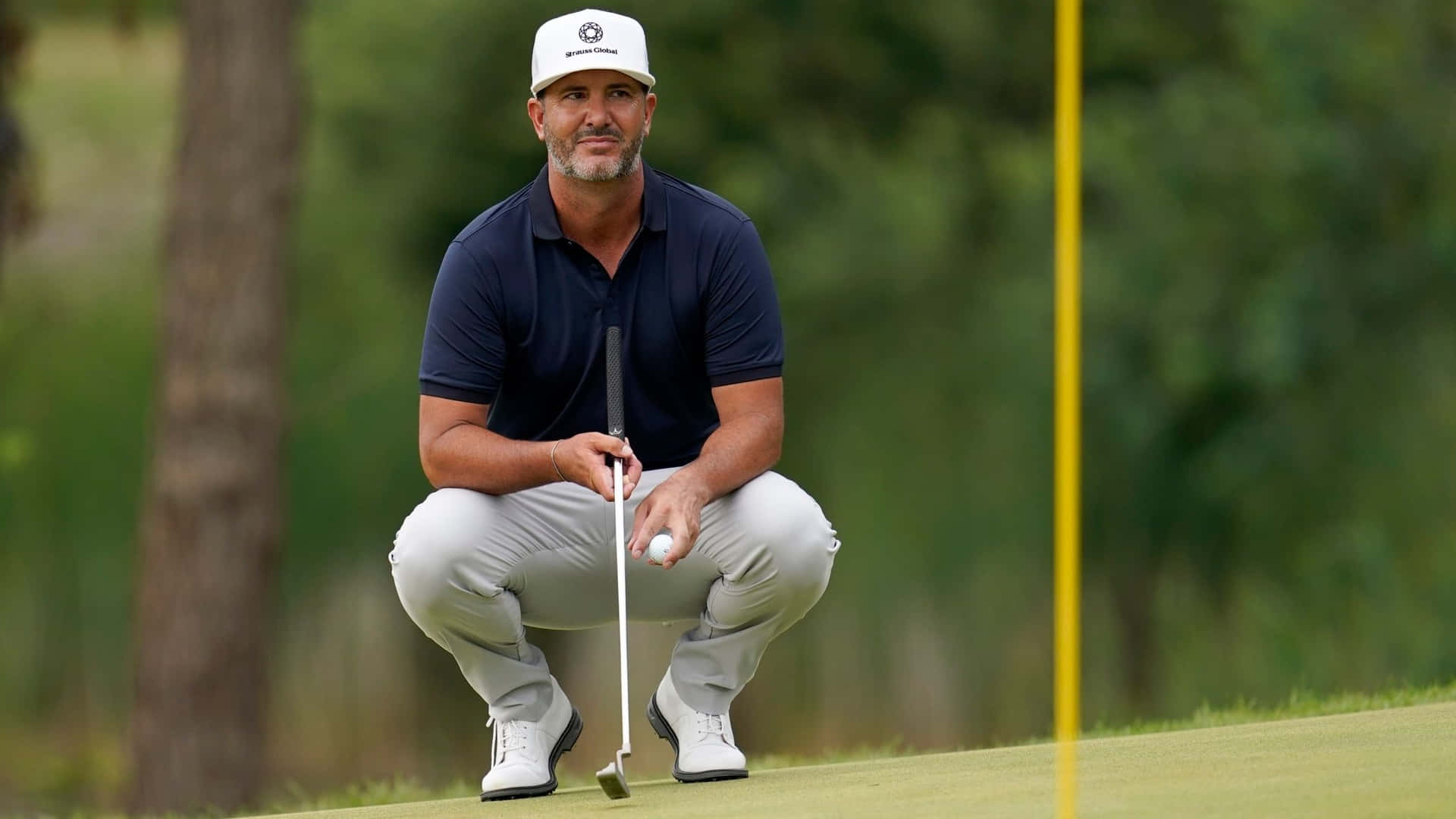 Scott Piercy sidder squatting på kursus golf baggrund Wallpaper