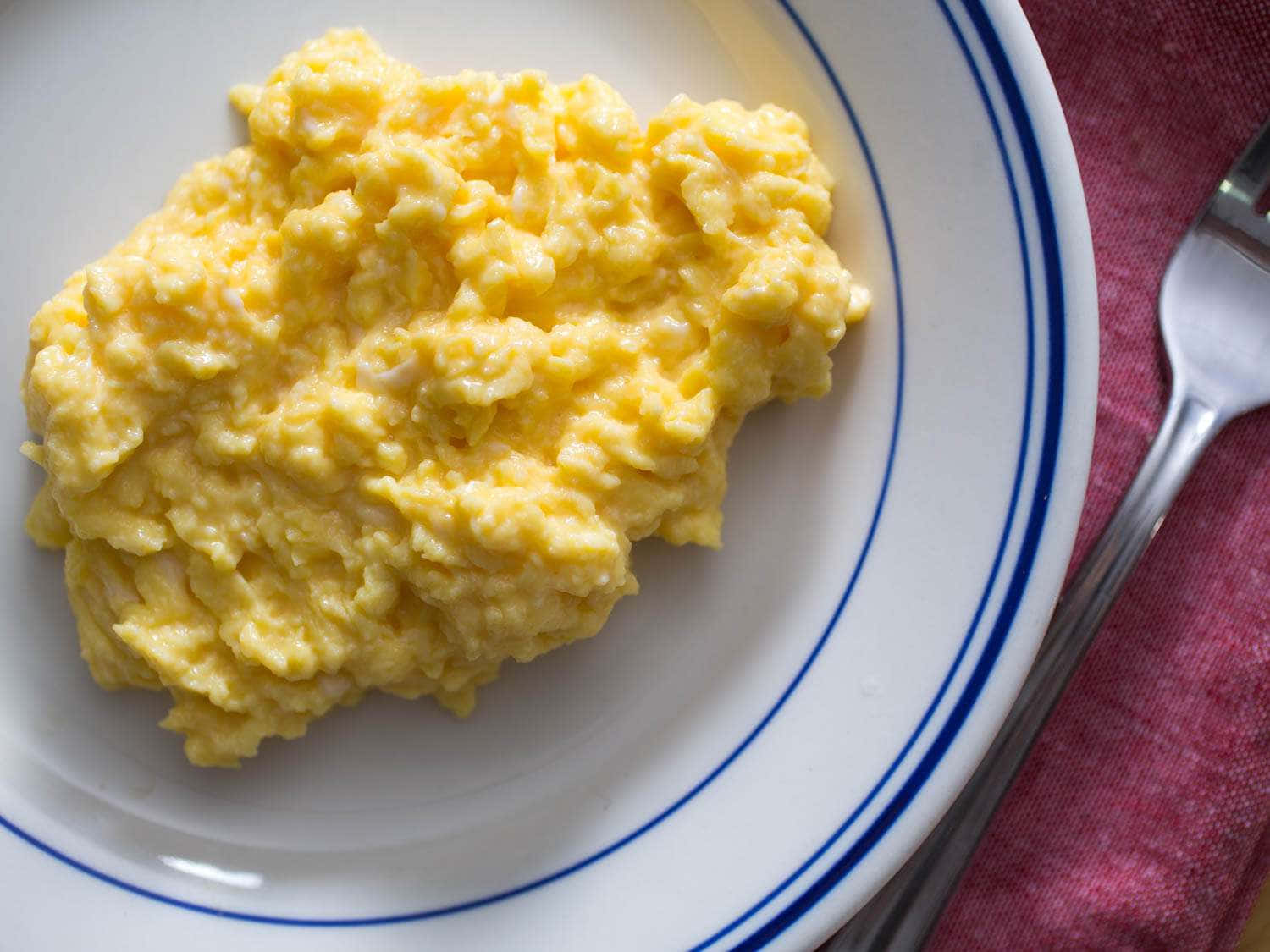 Börjadin Dag Med En God Och Näringsrik Scrambled Eggs-måltid!