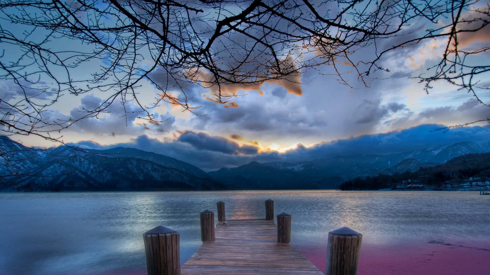 Disfrutade La Tranquilidad Y Belleza De Un Sereno Lago En Las Montañas.