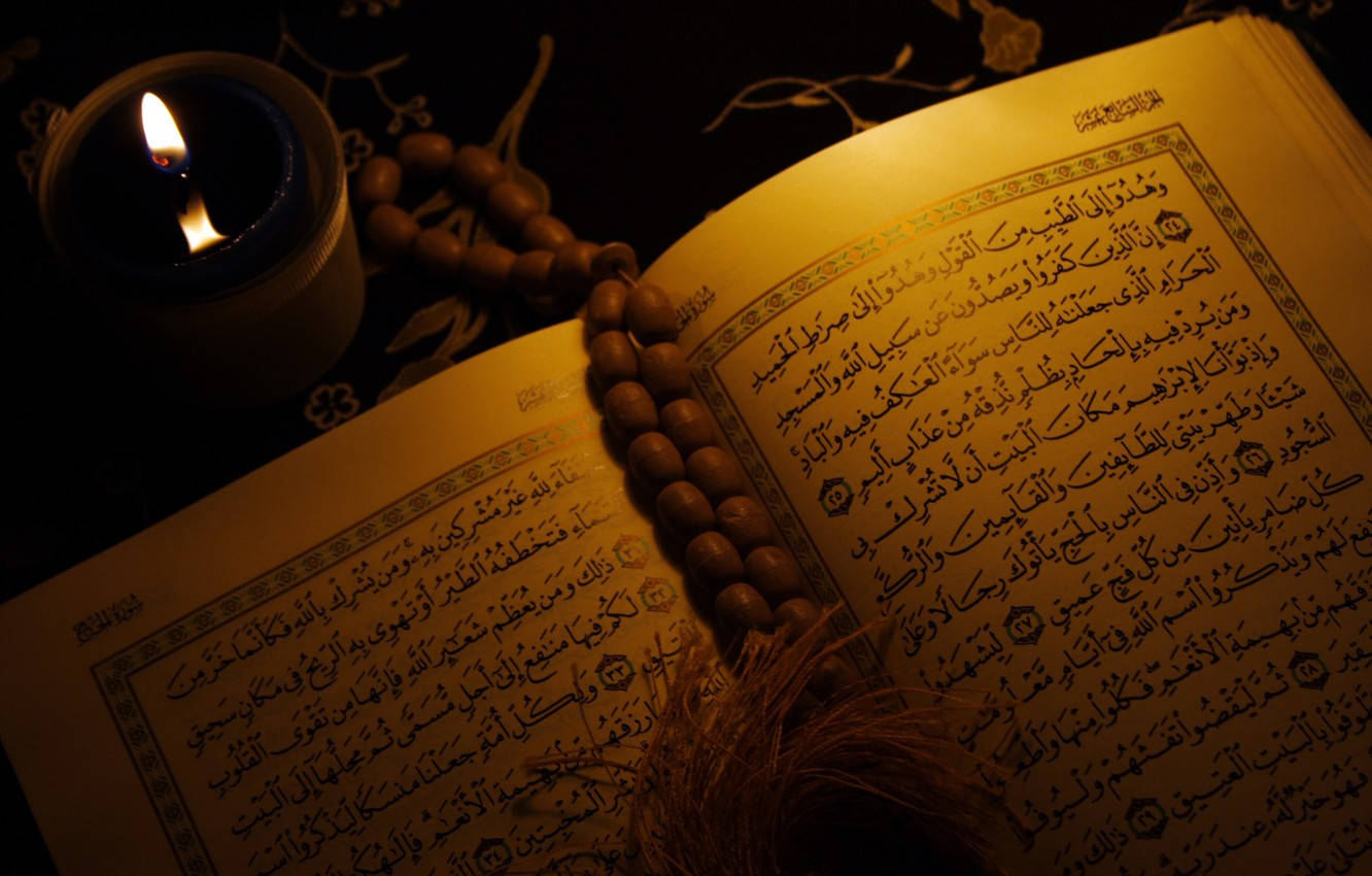 Script On Old Quran Book Wallpaper