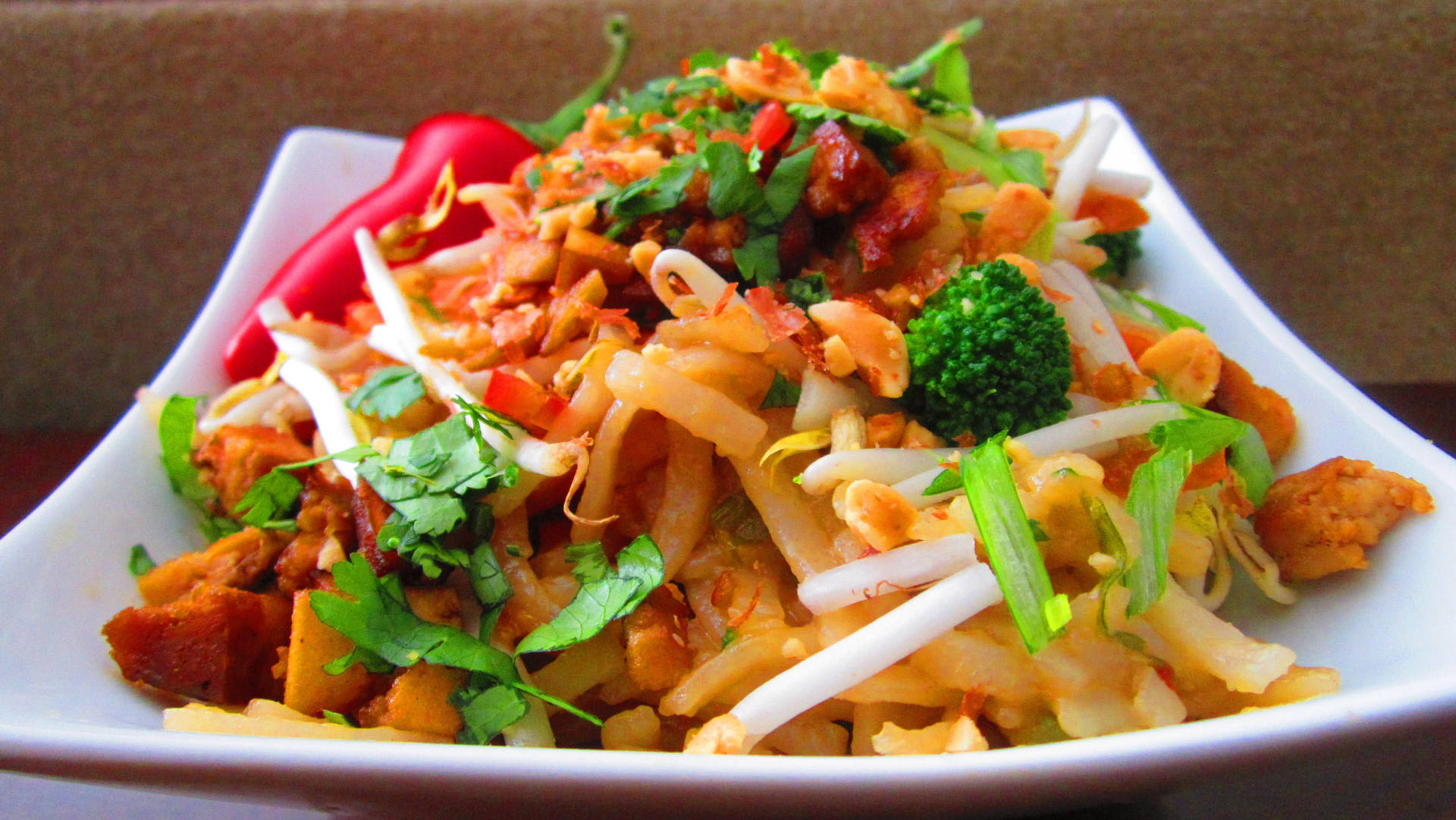 Scrumptious Pad Thai Noodles And Veggies Wallpaper