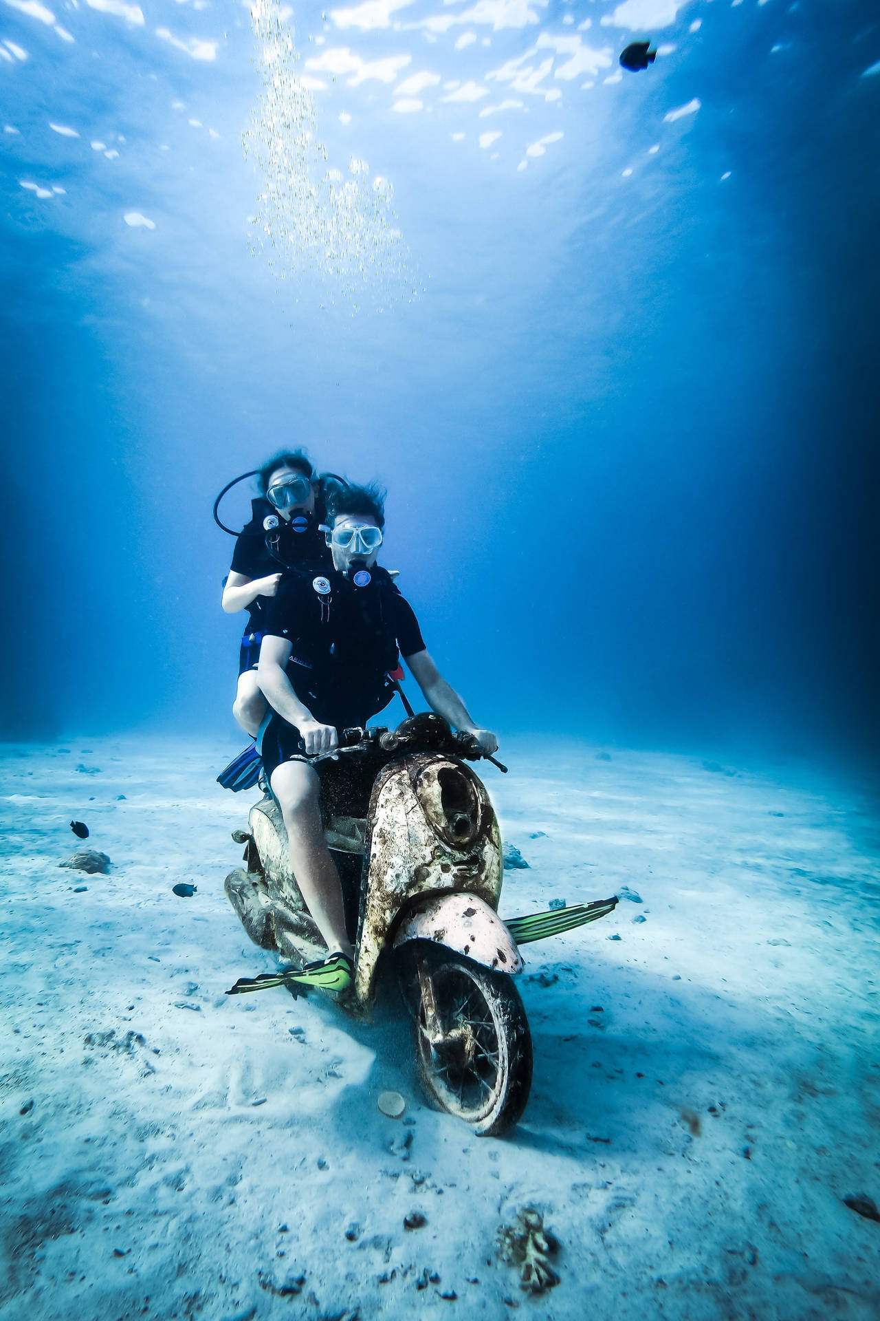 Tauchenund Motorradfahren Unter Wasser Wallpaper