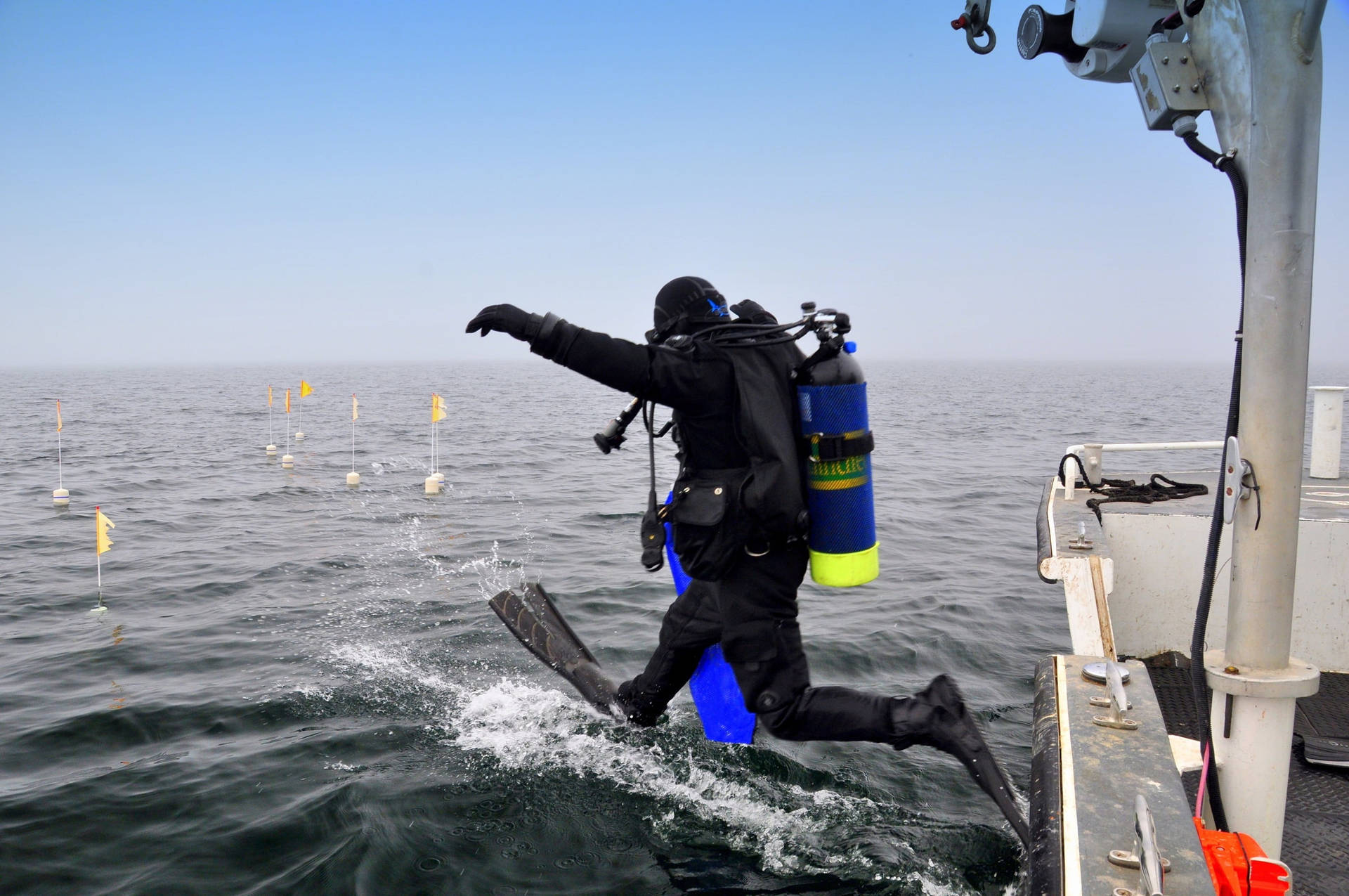 Scuba Diving Salto Nell'oceano Sfondo