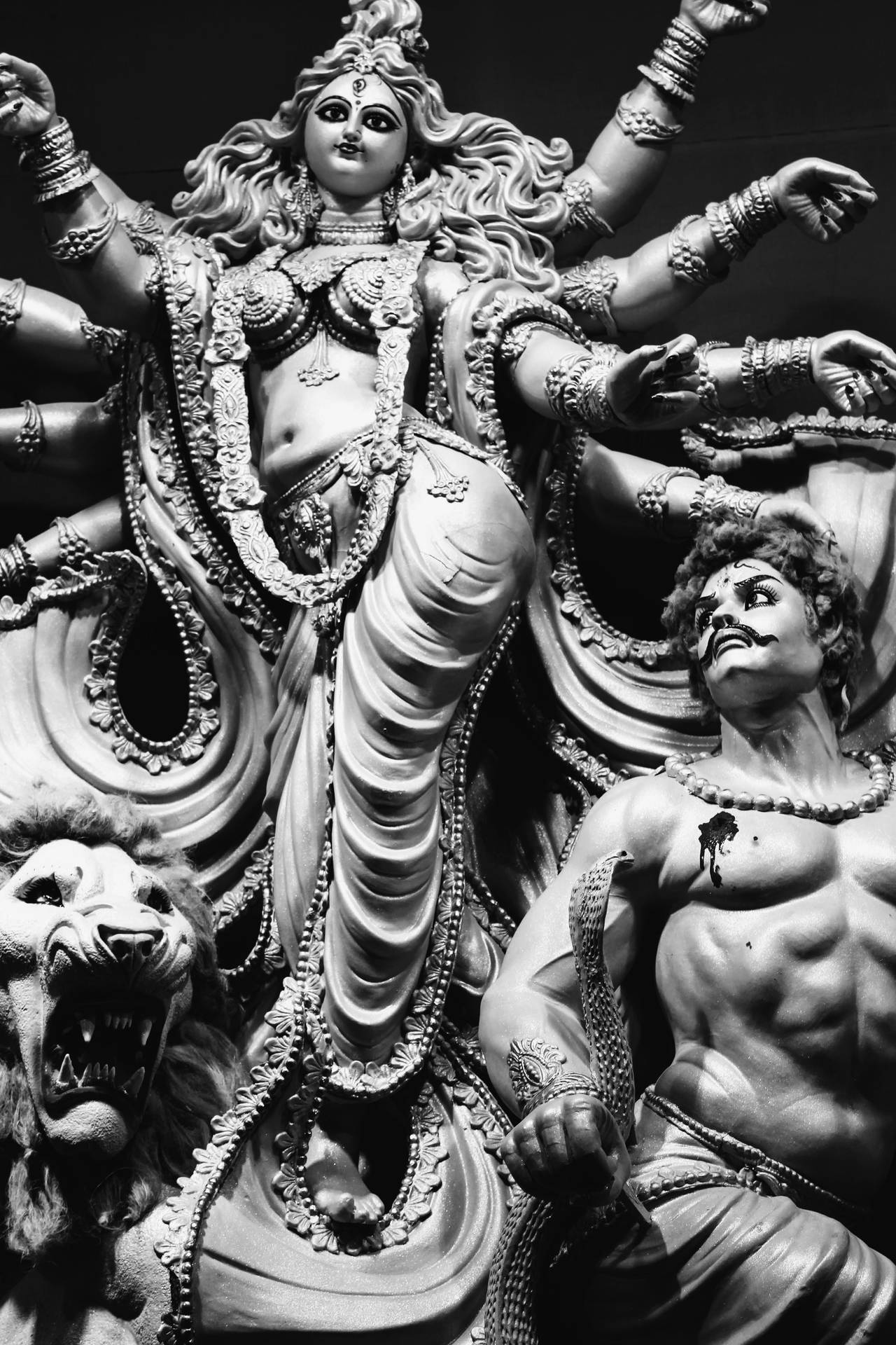 Skulpturav Durga Devi Som Besegrar Mahishasura. Wallpaper