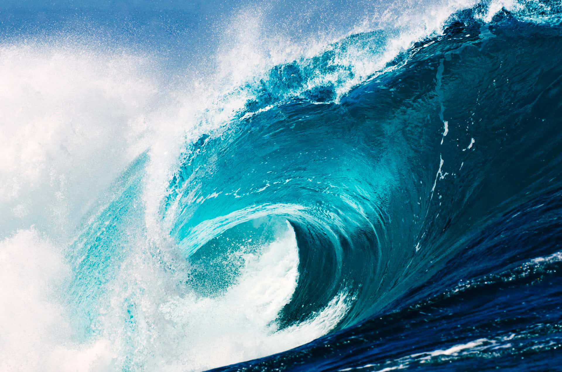 Large Sea Waves Crashing Aesthetic Picture