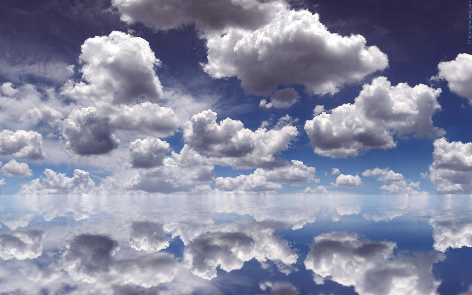 Reflejodel Mar En Una Estética De Nubes Para Escritorio Fondo de pantalla