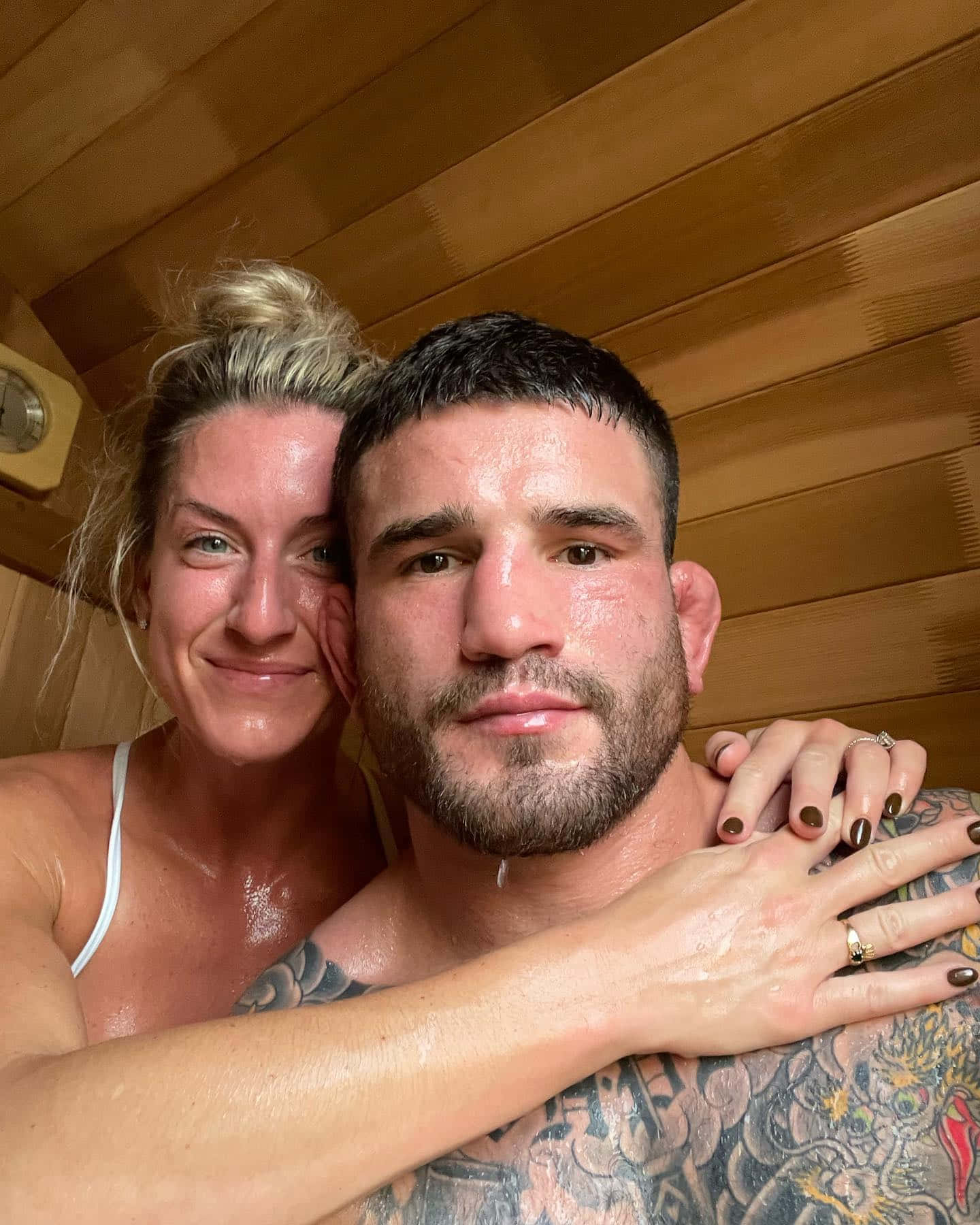 Sean Brady sammen med sin kone på saunabaggrunden. Wallpaper