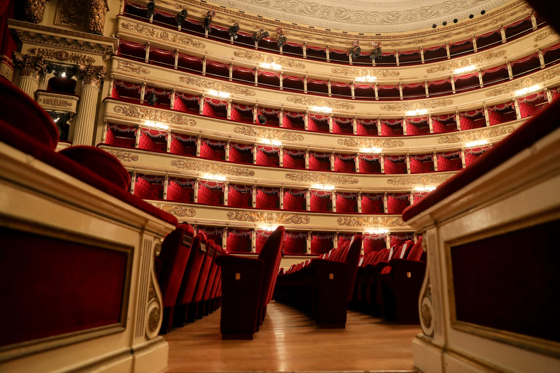 Assentosdentro Da Casa De Ópera La Scala Papel de Parede