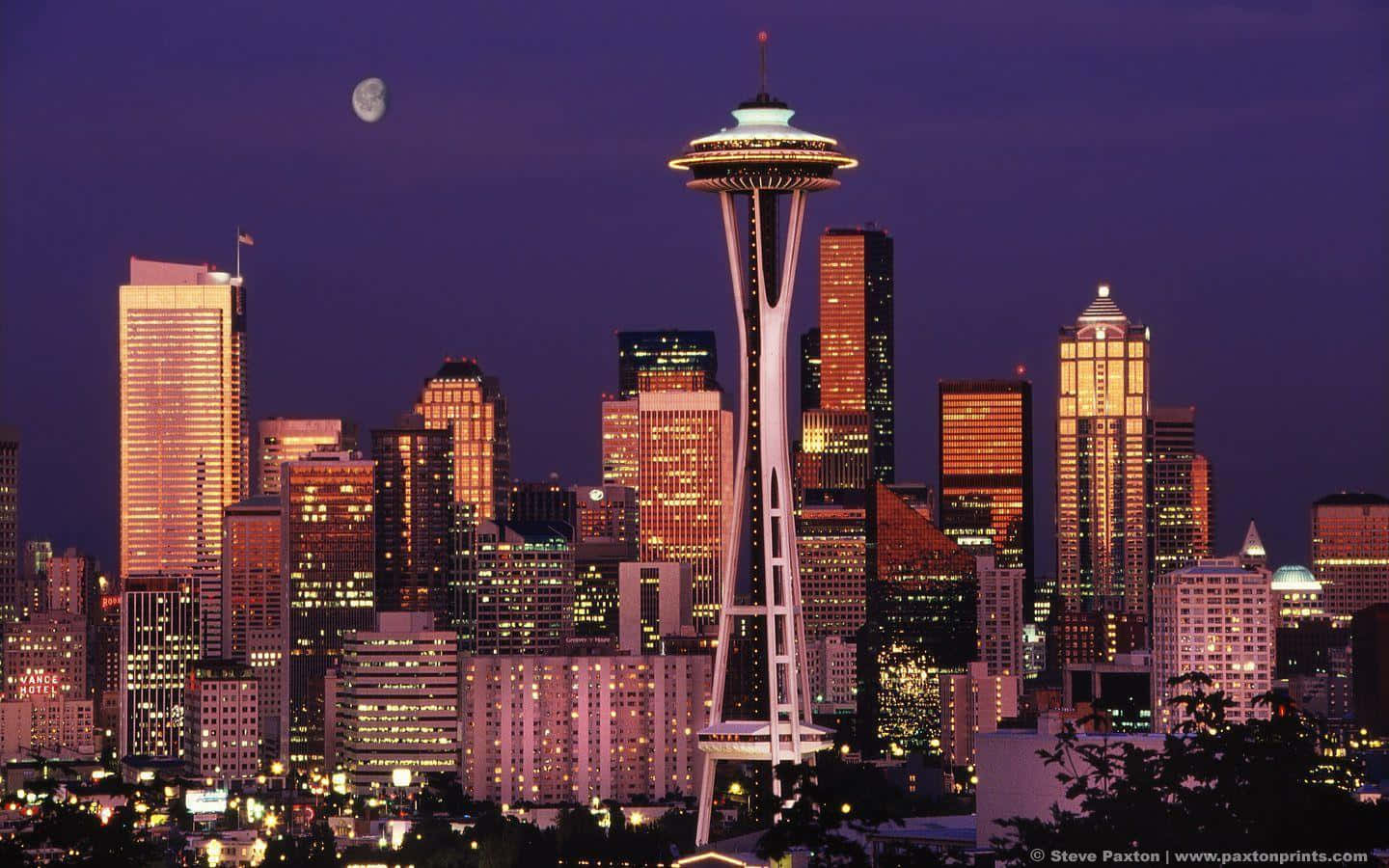 Cittàilluminata Che Si Staglia - Una Vista Di Seattle Di Notte Sfondo