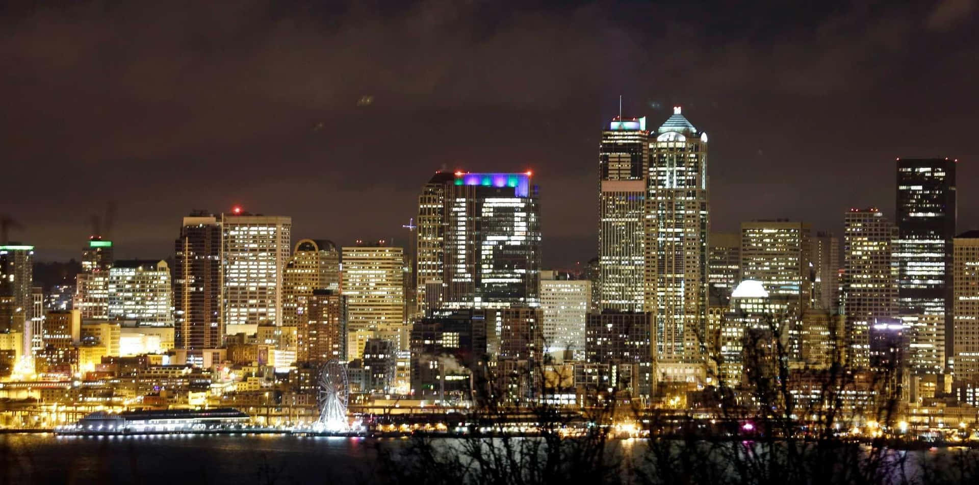 Desplieguede Luces De La 12ª Hombre En Seattle Por La Noche. Fondo de pantalla
