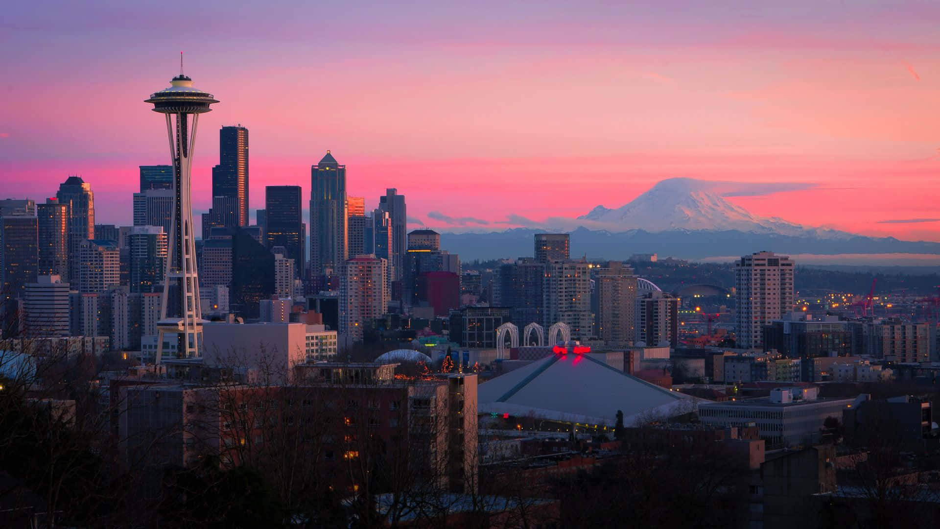 Seattle baggrund med Space Needle silhuet mod en dramatisk solnedgang.