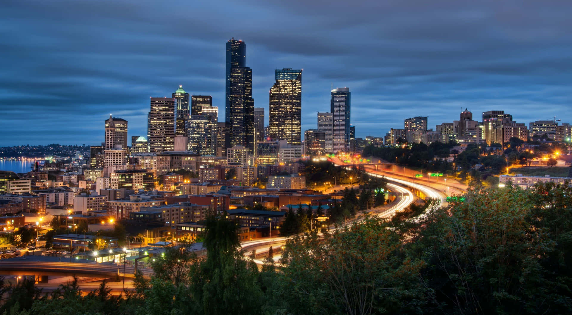 Seattle Skyline ved skumring med trafik og biler Wallpaper