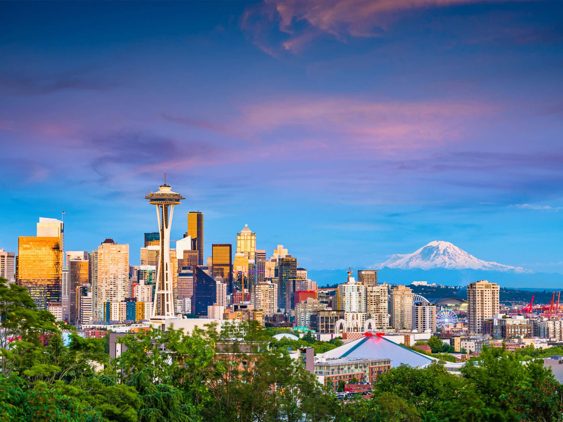 Vue Panoramique De La Skyline De Seattle Avec La Space Needle Et Le Mont Rainier Fond d'écran