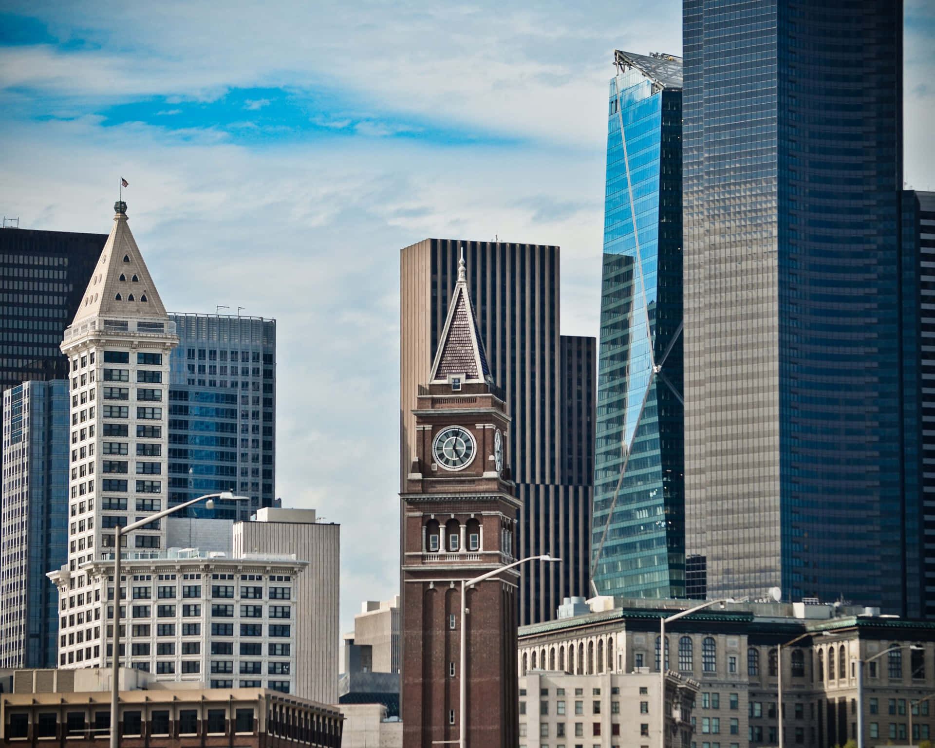 Seattle Skyline Med Historisk Klokketårn Bakgrunnsbildet