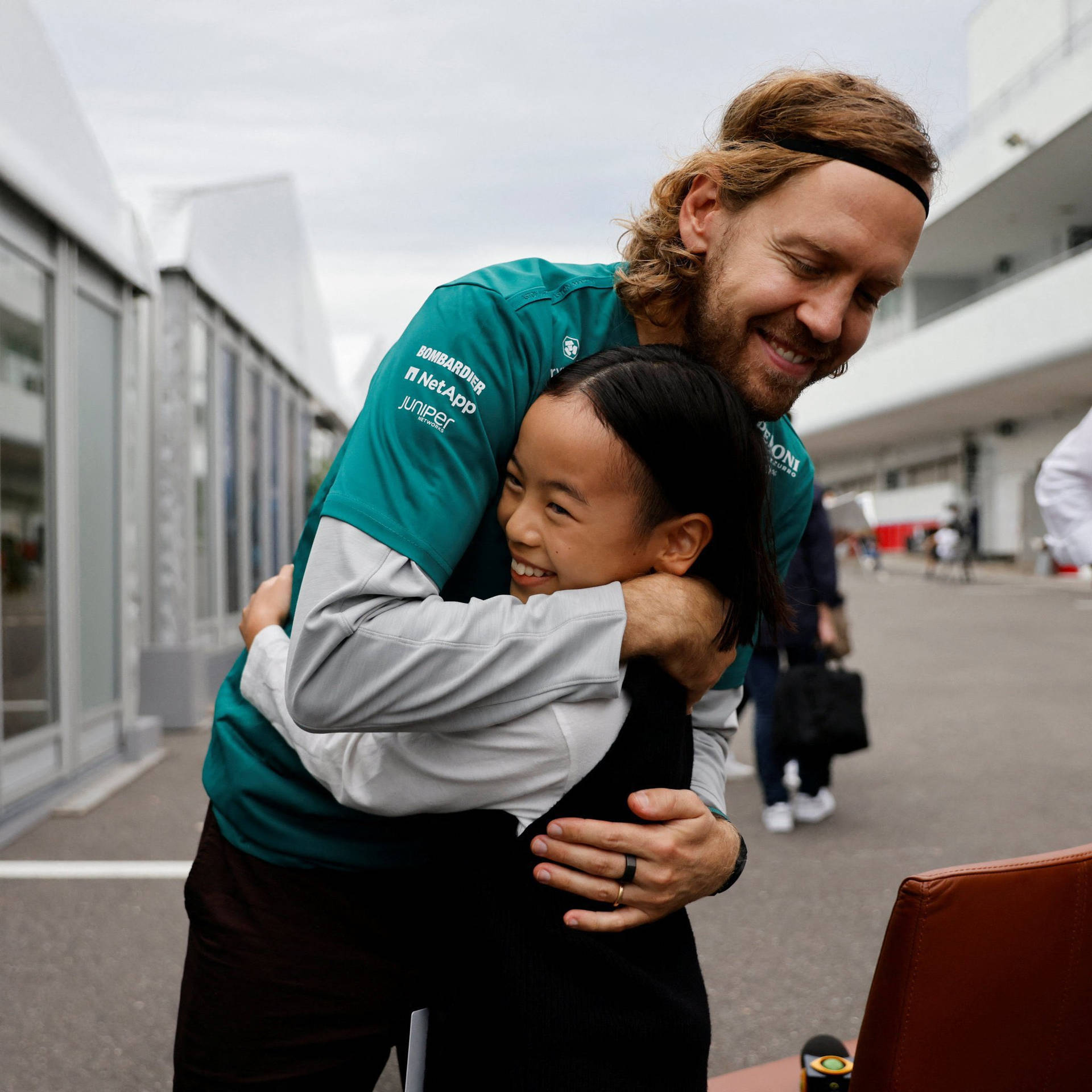 Sebastian Vettel Hugging A Girl Wallpaper