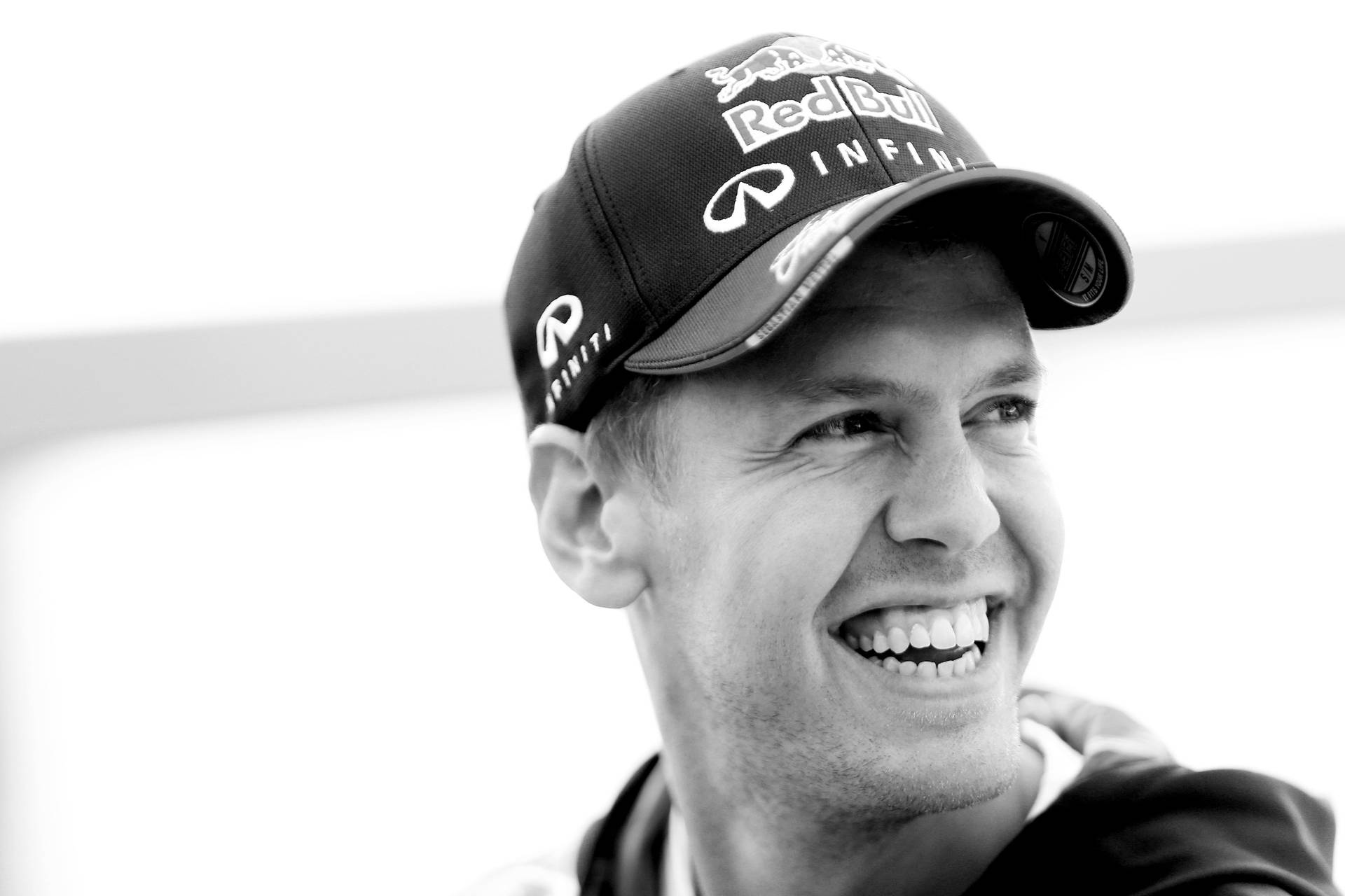 Sebastian Vettel smiler strålende. Wallpaper