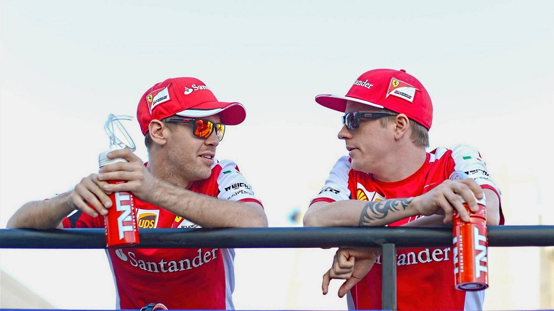 Sebastian Vettel med Kimi Raikkonen Racing Bil Wallpaper