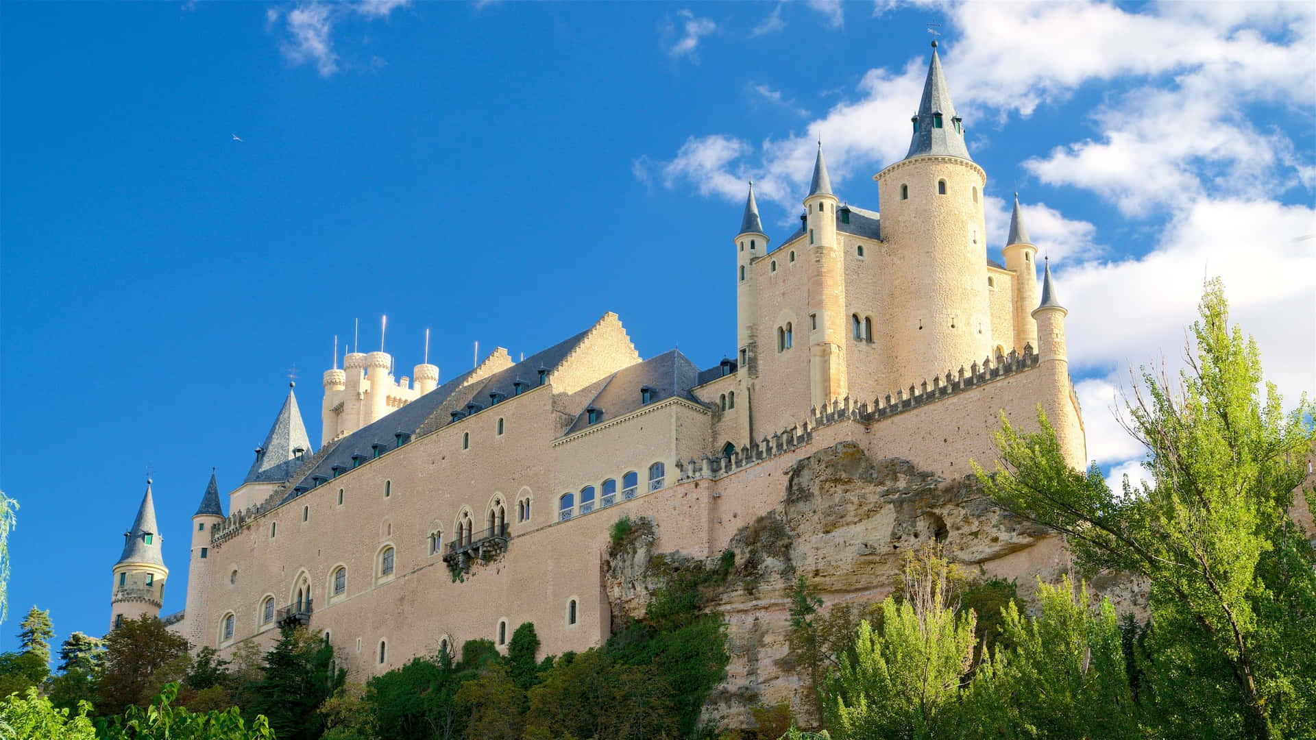 Segovia Castle During Daytime Wallpaper