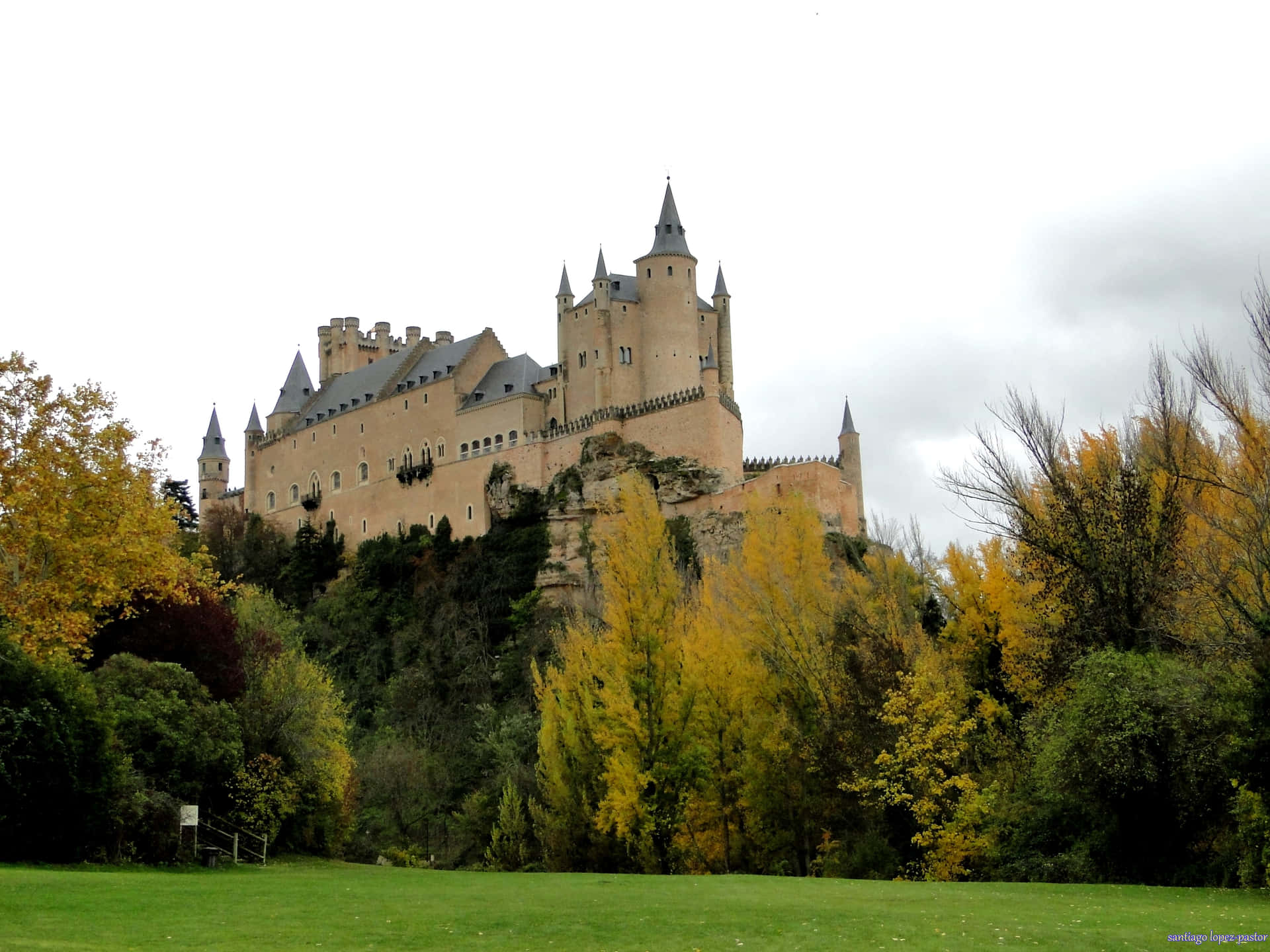 Segovia Castle Green Grass Wallpaper
