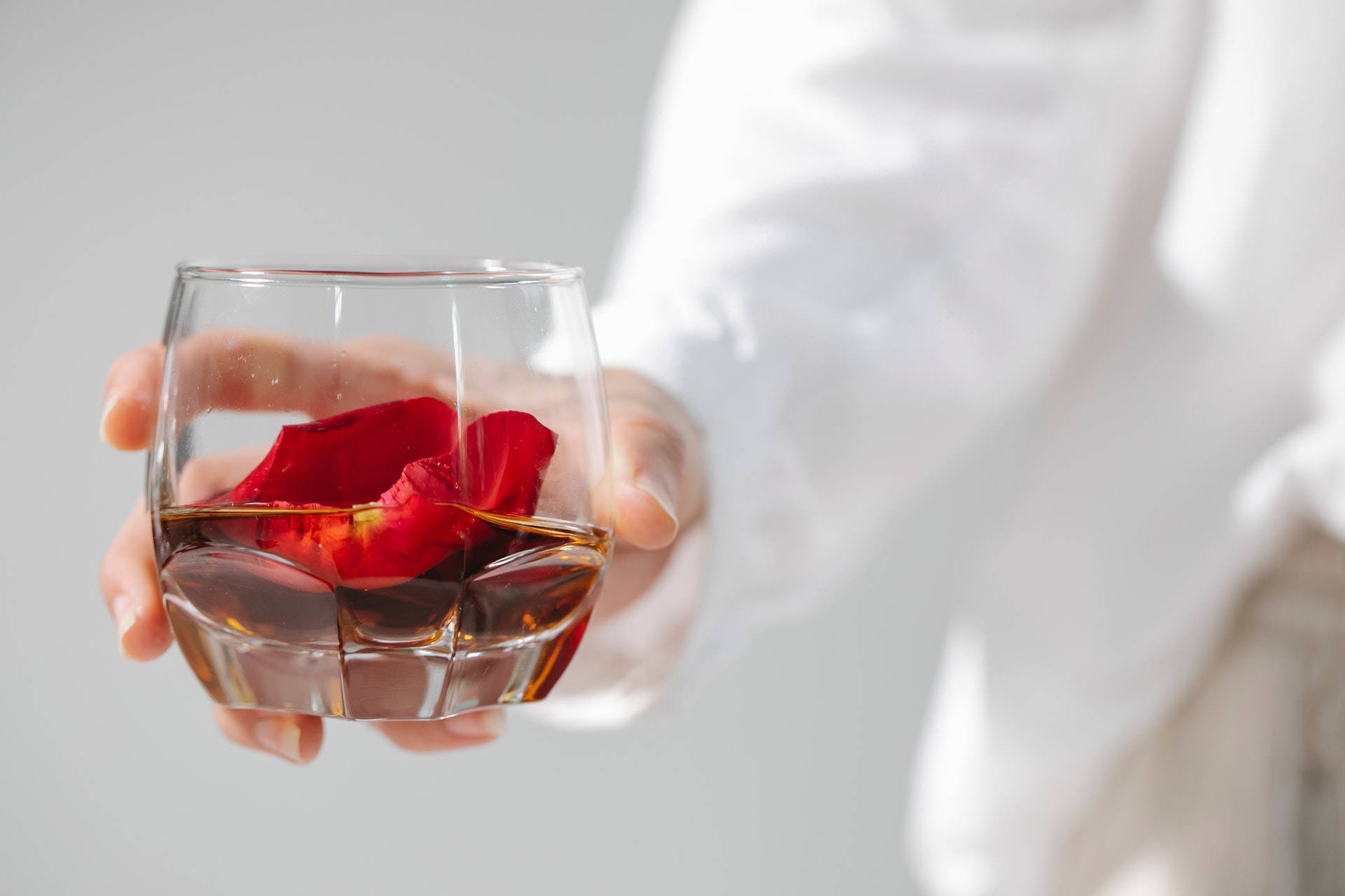 Selective Focus Whiskey Red Roses Wallpaper