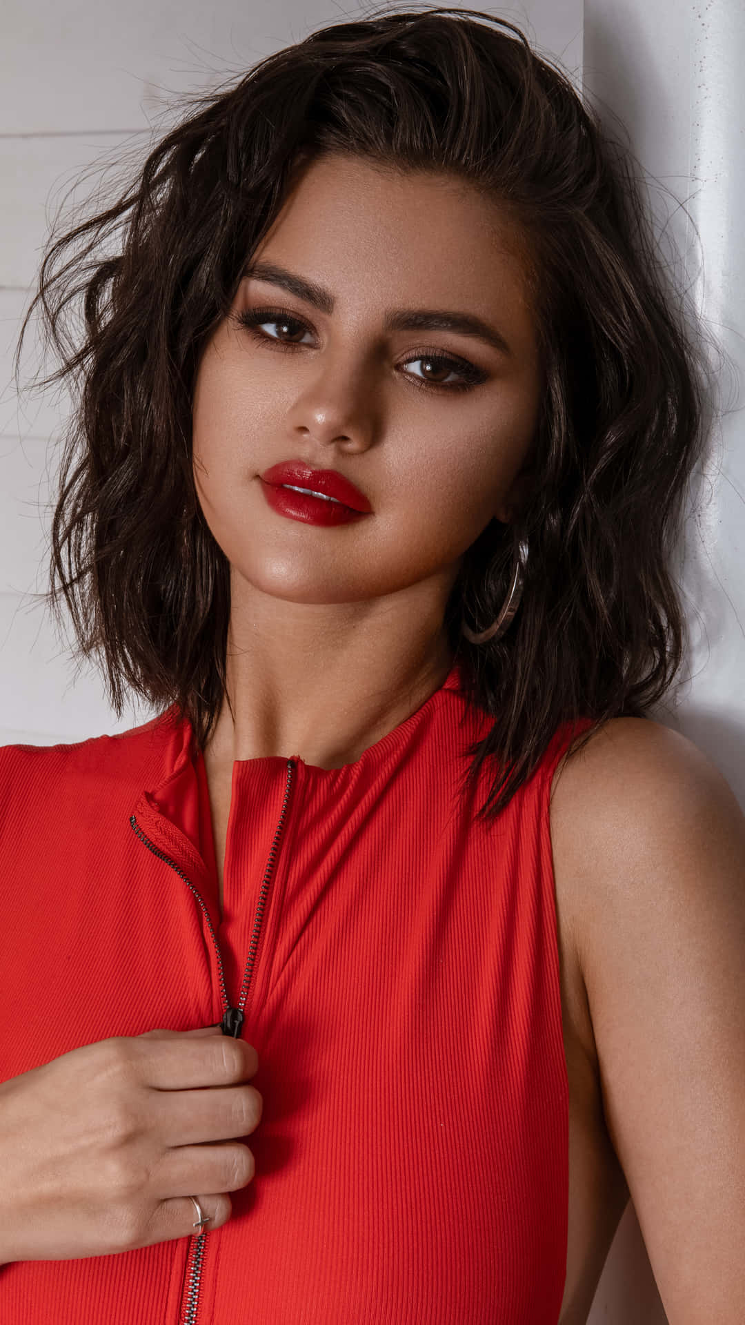 Hold dig forbundet til din yndlingskunstner med Selena Gomez på din iPhone! Wallpaper