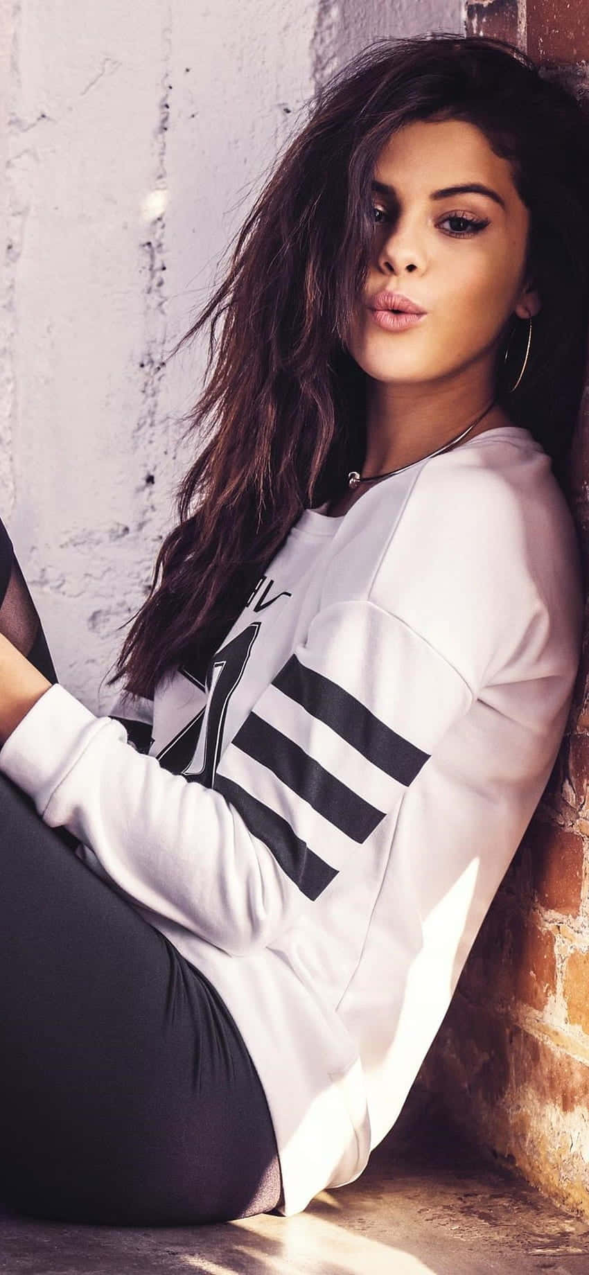 Selena Gomez, der tager et billede med hendes stilfulde rose guld iPhone. Wallpaper