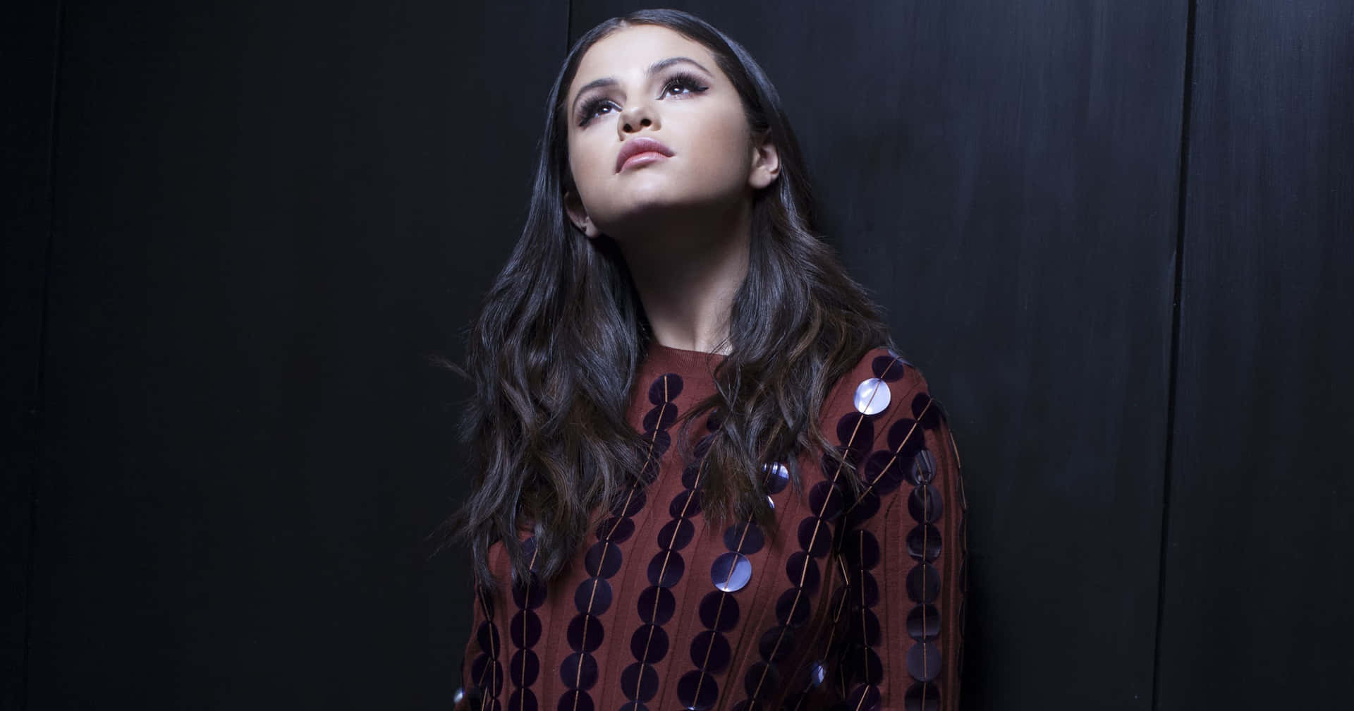 Cantantey Compositora Selena Gomez Disfrutando De La Luz De Atención.