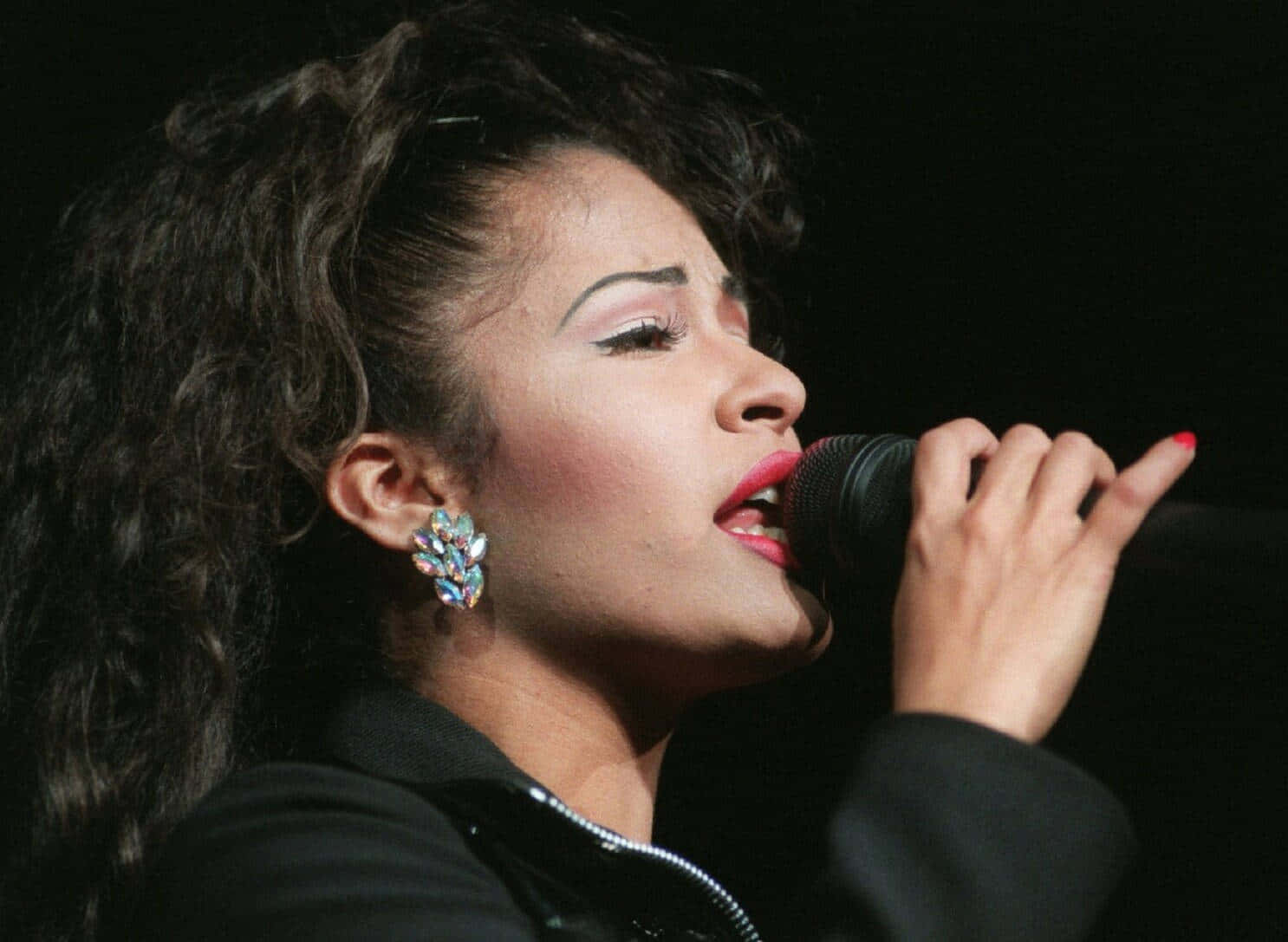 Celebrate the Iconic Legacy of Selena Quintanilla Wallpaper