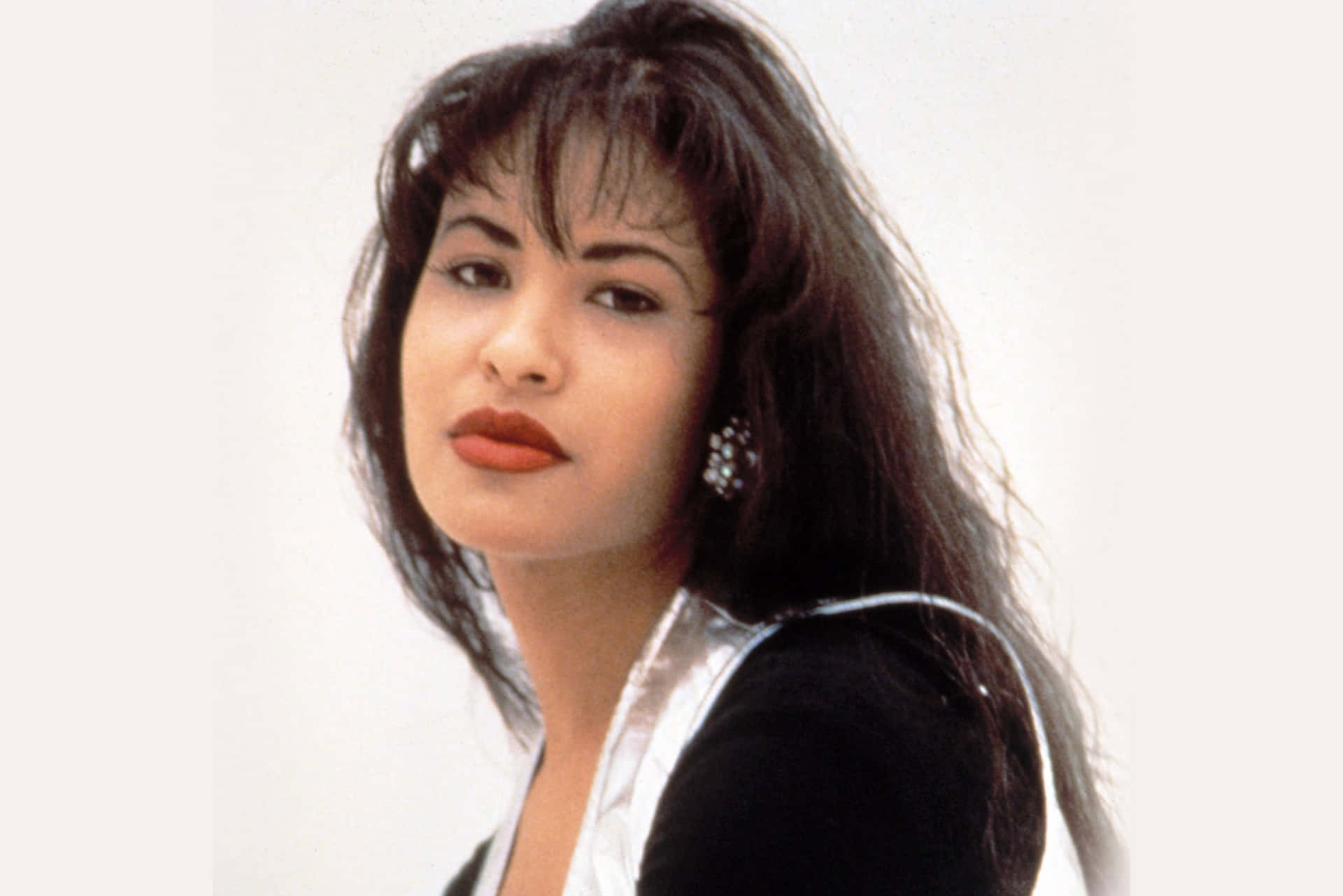 Celebrate the Legacy of Selena Quintanilla with this Iphone Wallpaper Wallpaper
