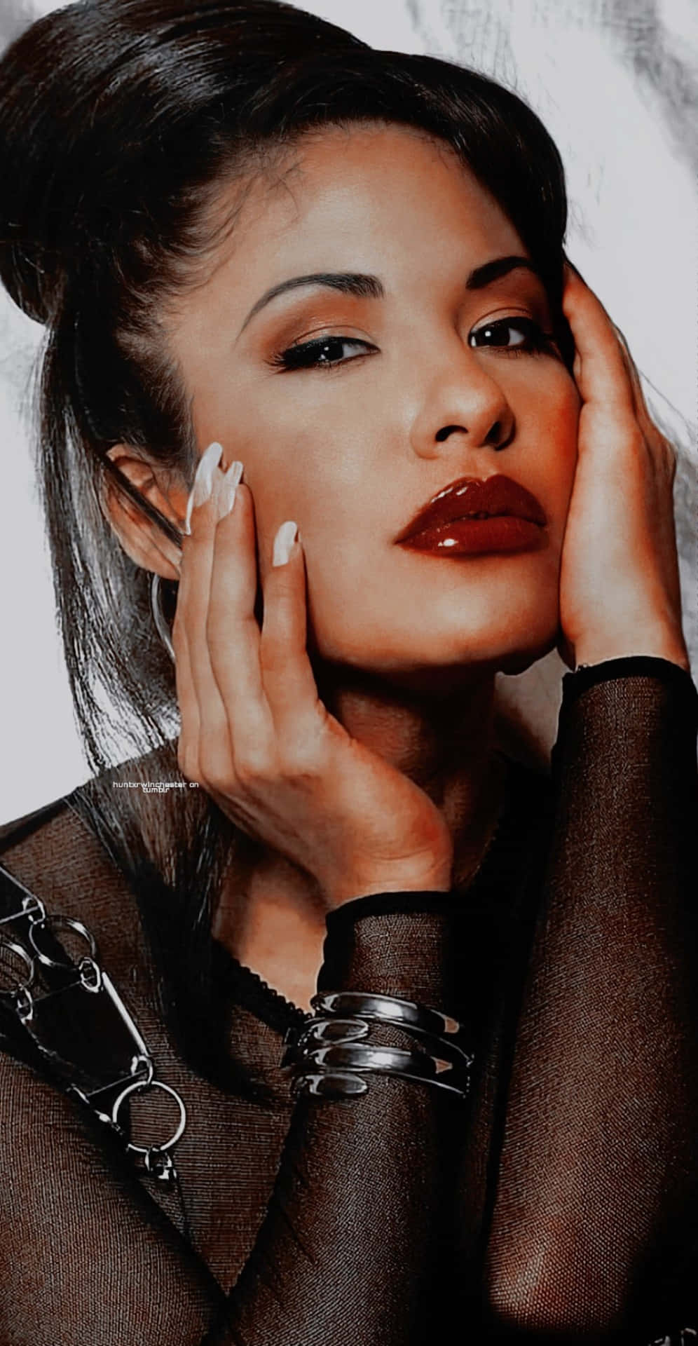 Få det ikoniske look af Selena Quintanilla med vores nyeste Iphone tapet! Wallpaper