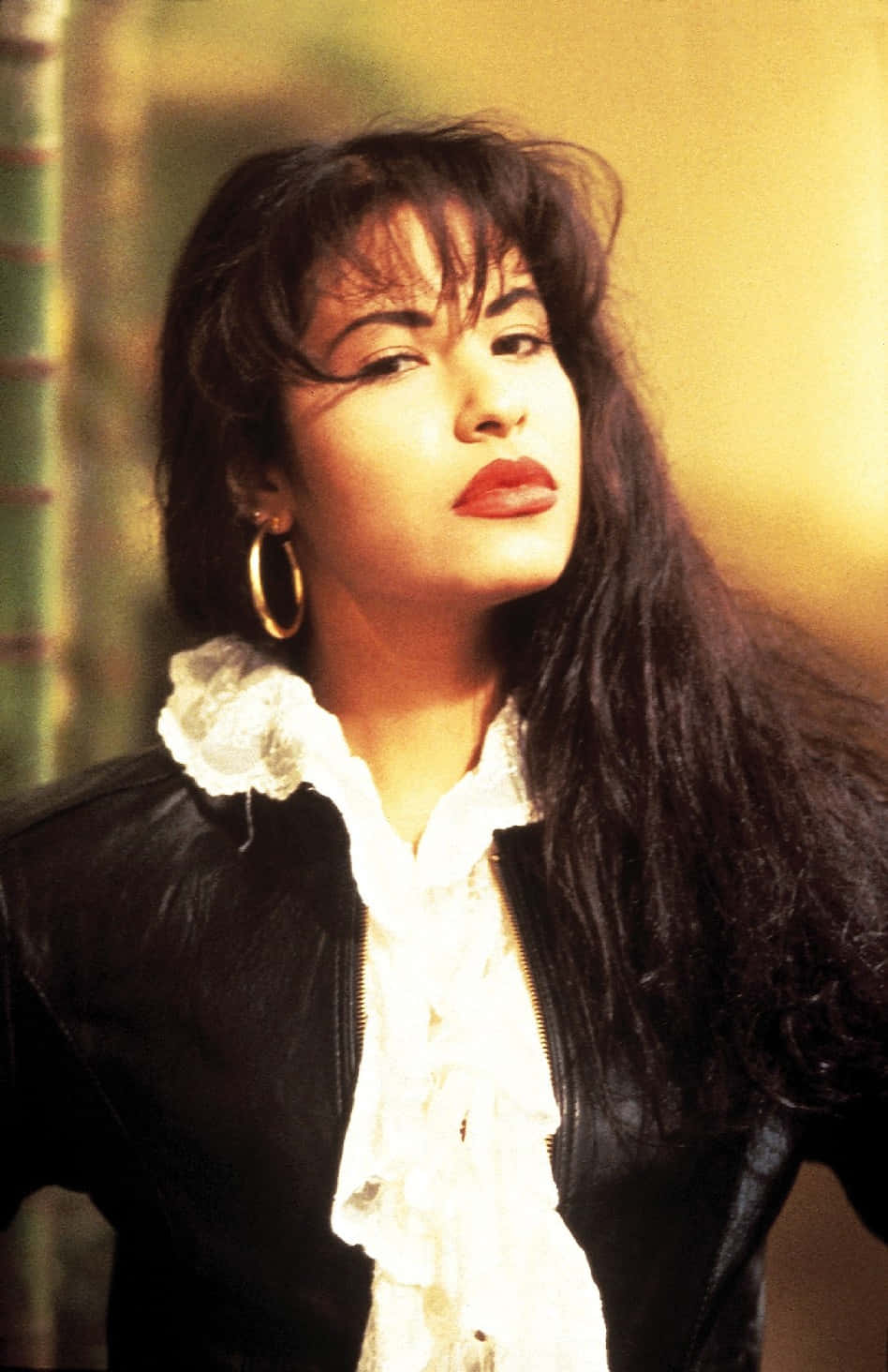 Get the iconic Selena Quintanilla's look with this iPhone wallpaper. Wallpaper