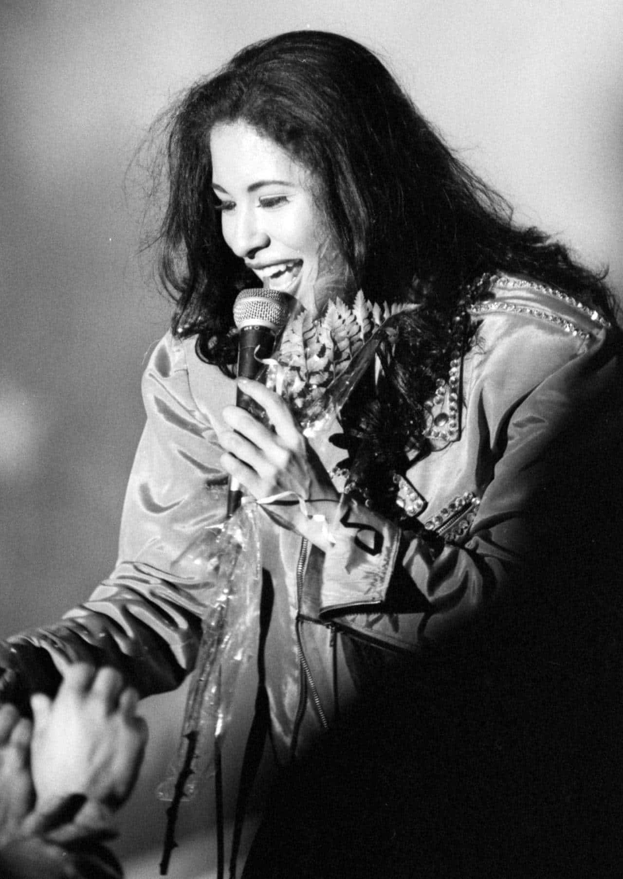 Enjoy the Best of Selena Quintanilla with the New Iphone Wallpaper