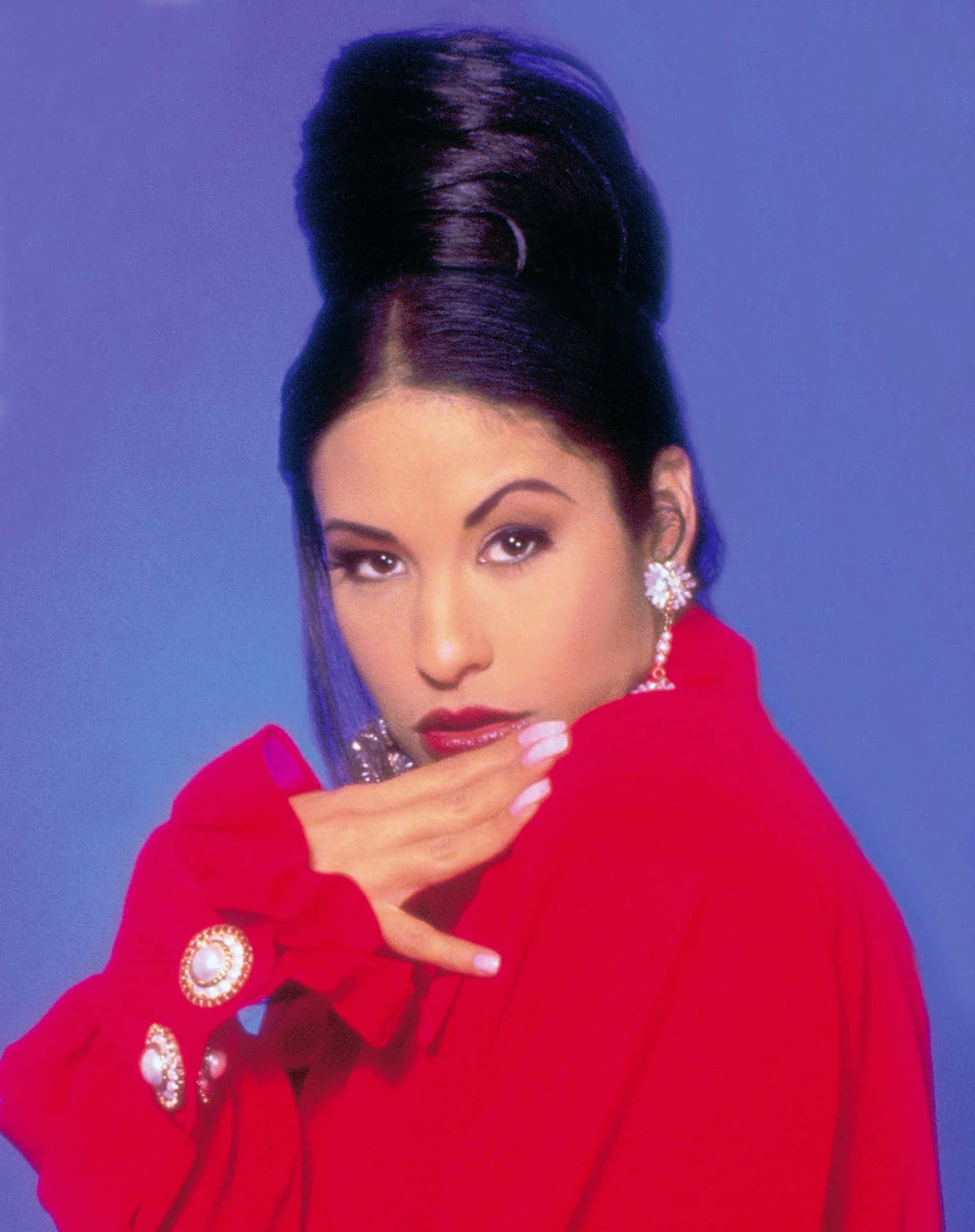 Visadin Kärlek För Tejanodrottningen Selena Quintanilla Genom Att Ha Hennes Ikoniska Bild Som Bakgrundsbild På Din Iphone. Wallpaper