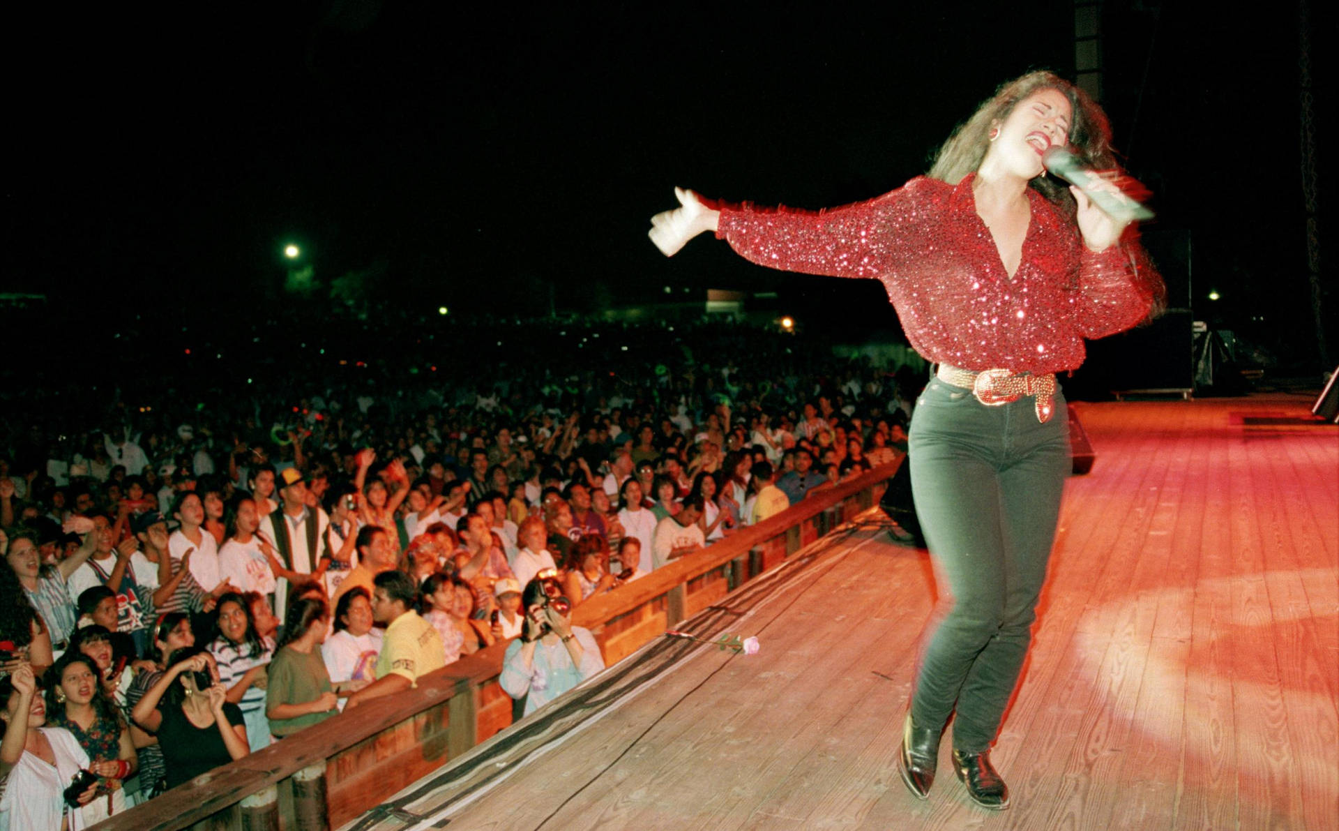 Selena Quintanilla With Live Audience Wallpaper