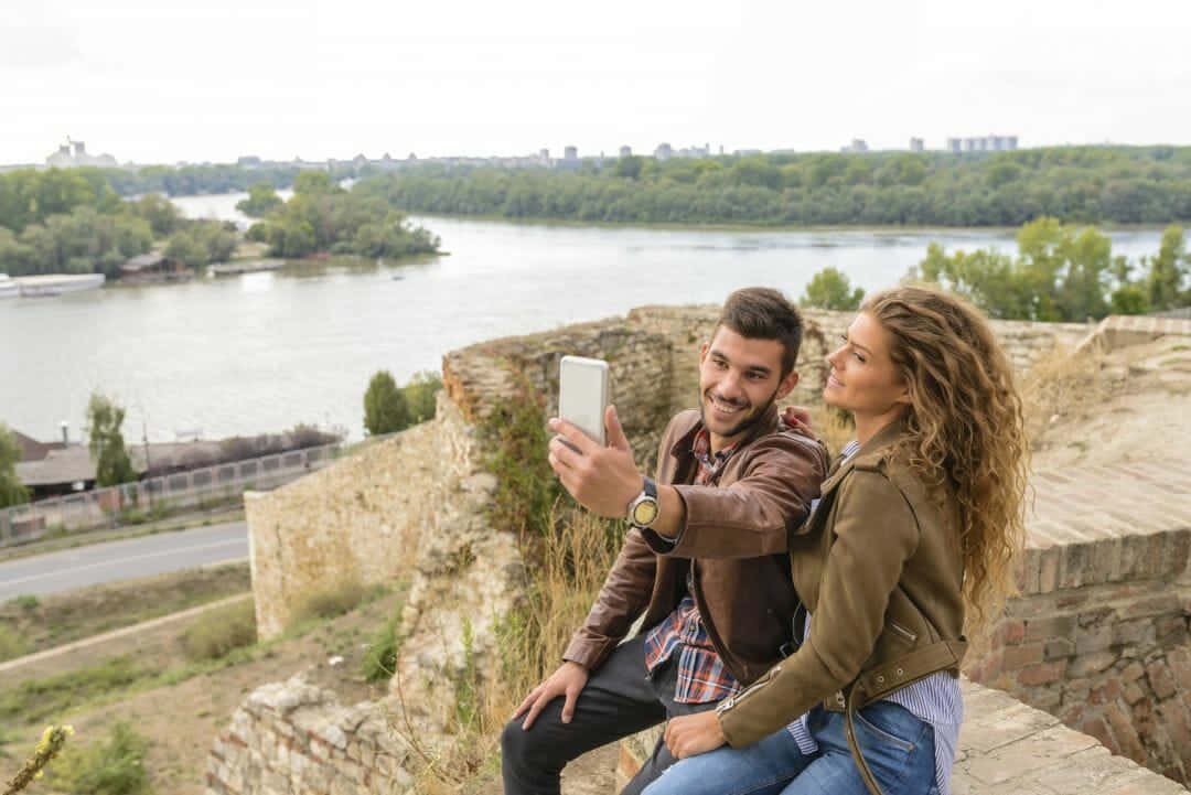 Hombrey Mujer Tomándose Un Selfie Con La Naturaleza. Fondo de pantalla
