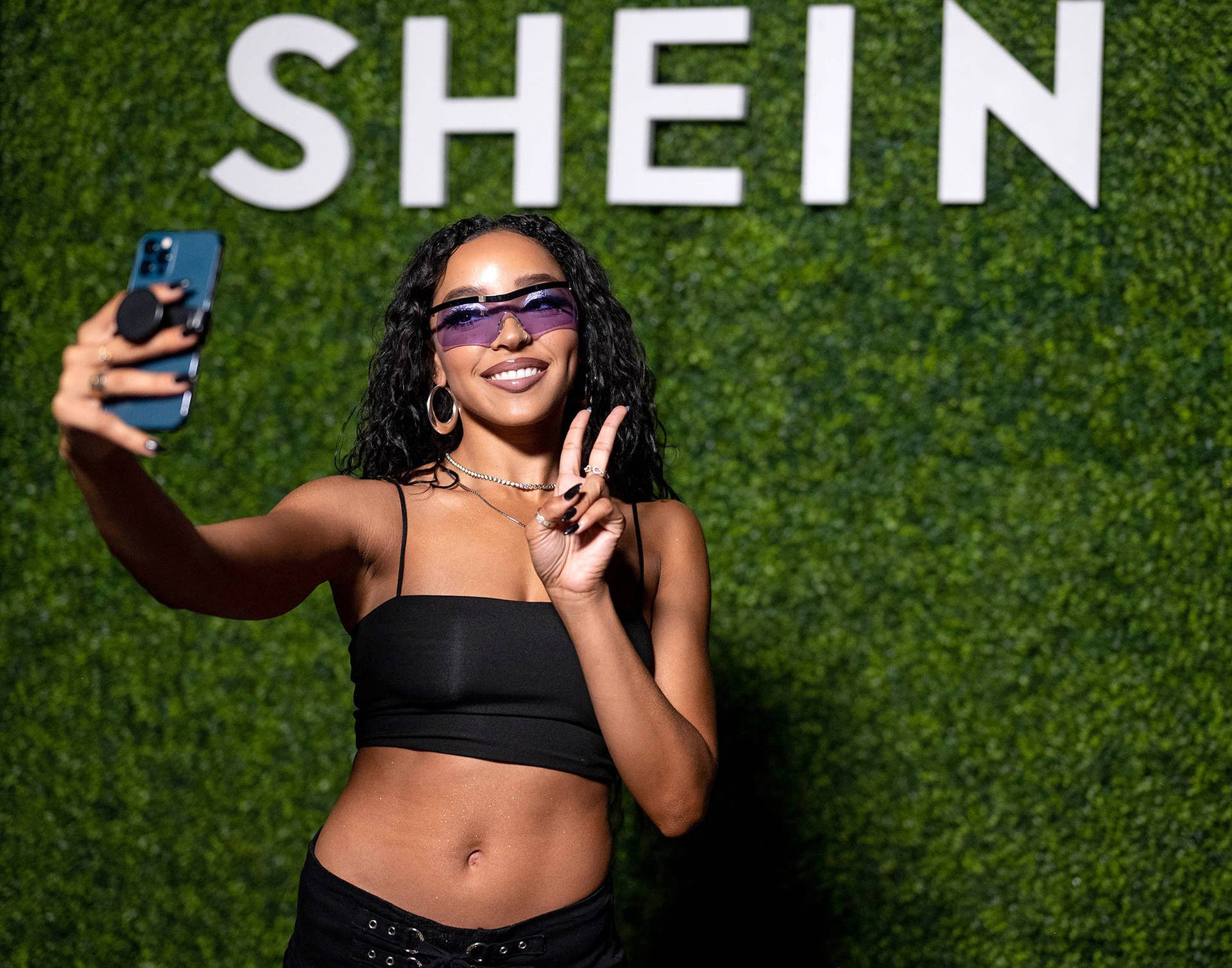 Selfie With Shein Sign Wallpaper
